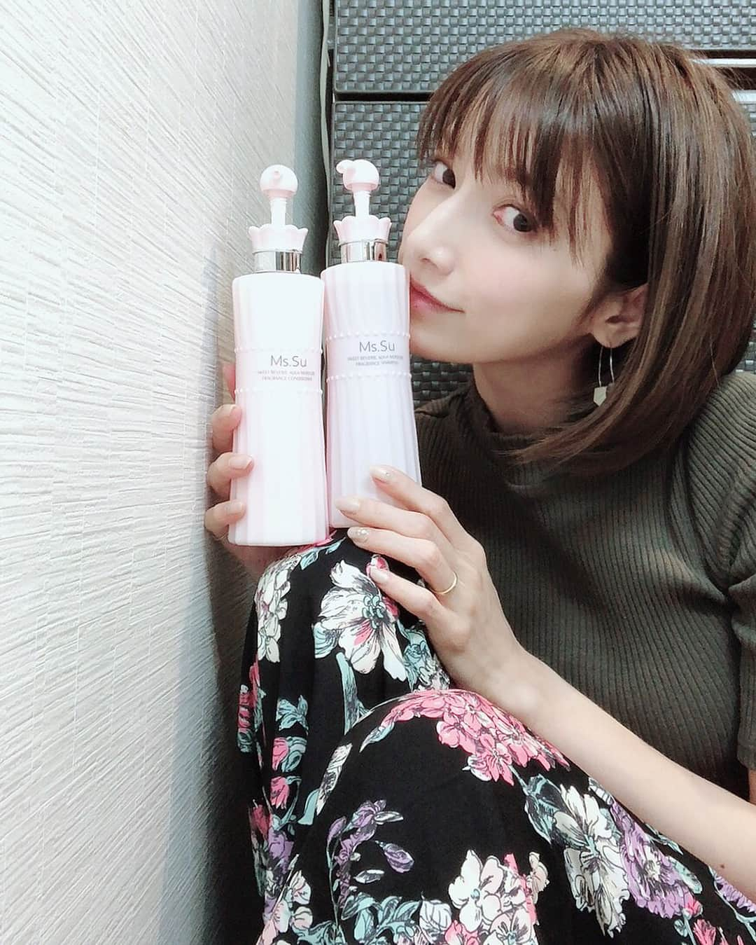 後藤真希さんのインスタグラム写真 - (後藤真希Instagram)「ミススーは甘すぎないブーケの香りがふわっと広がって癒されます♡泡がモコモコで地肌にも優しく、さっぱりとした洗い心地。コンディショナーはしっかり浸透させて✨うるツヤでまとまりのよい髪へ。 #mssu #ミススー #ノンシリコン #シャンプー #フレグランスシャンプー #スイートハーバルブーケ」8月13日 16時57分 - goto_maki923