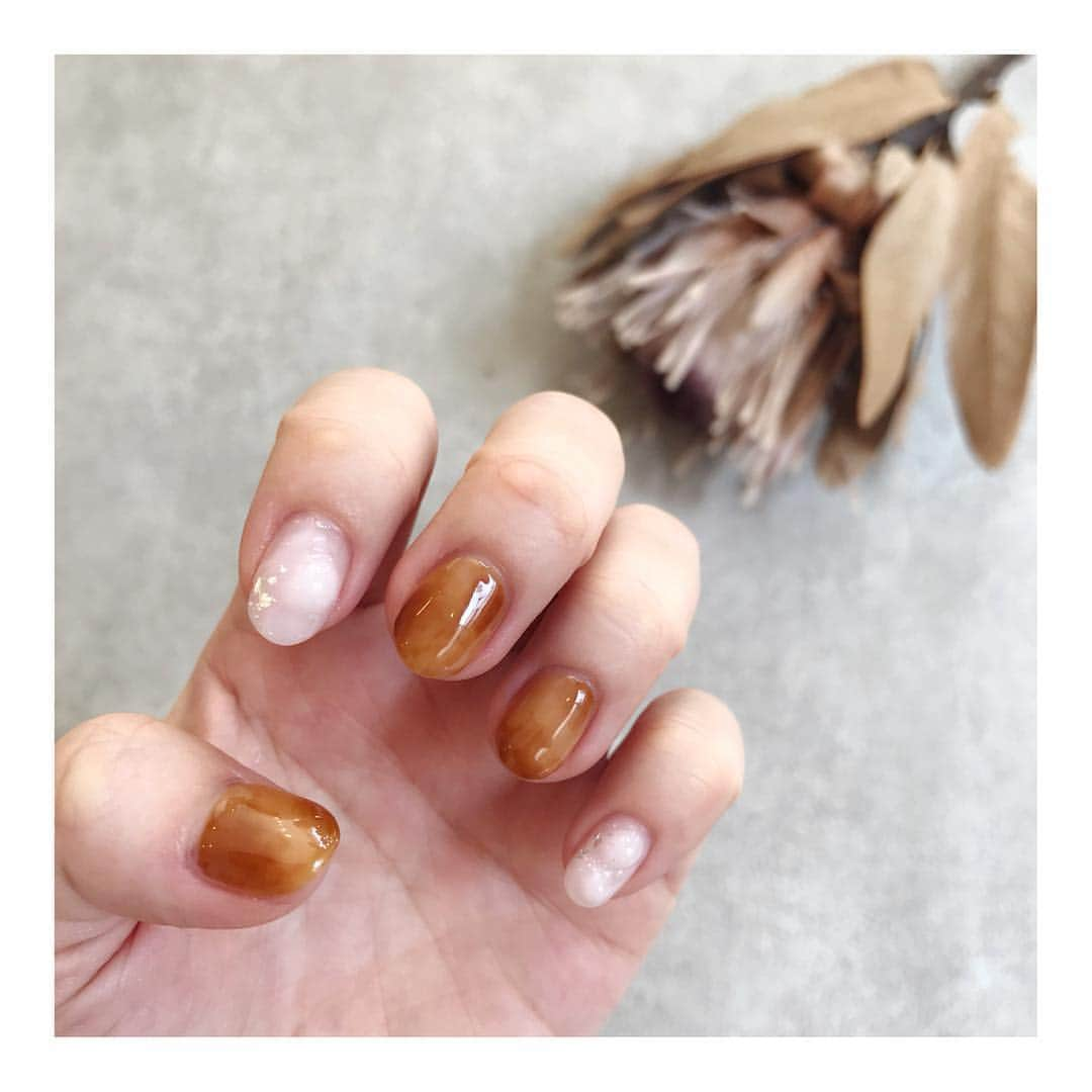 おまめ（Miki）さんのインスタグラム写真 - (おまめ（Miki）Instagram)「. . 今回のｎａｉｌは 夏っぽさと秋っぽさを混ぜてもらったよ🌾 . 明るめのべっ甲に、乳白色♡ 爪は短めが好き♡ . . . こんな感じにしたいって言ったら 色々提案してくれる @yooooopy918 🐶💛 いつもありがとう＾＾ . . . #lenail #夏ネイル #秋ネイル #まめた #次の予約も完了 😀 #黄色会またしようね 💛💛💛」8月13日 17時03分 - mamexx19