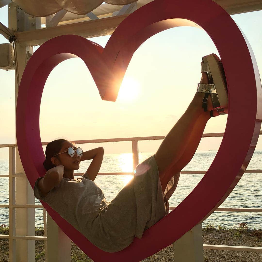岡本麻佑のインスタグラム：「. インスタグラマーたちがここでパシャパシャと撮影されていたので私も真似させてもらいました😘笑#クラフトサーカス#淡路島#カフェ#夏休み#ハート#夕日」