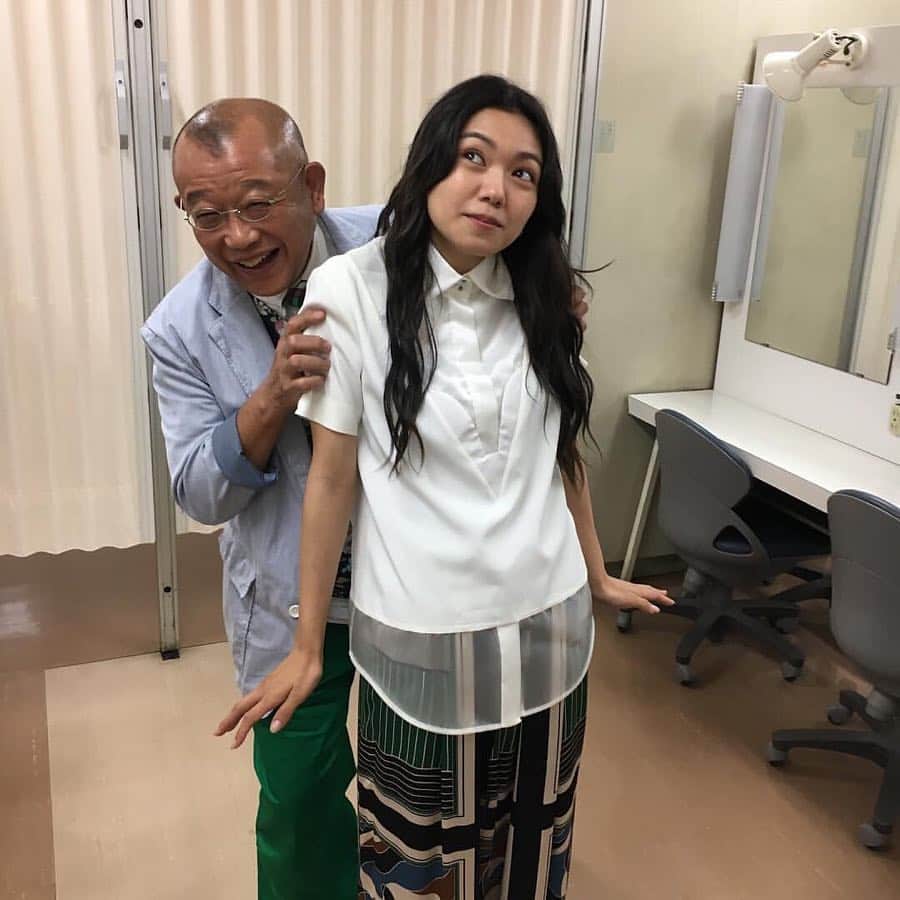 のインスタグラム：「本日！NHK総合にて、19:30~20:43 『鶴瓶の家族に乾杯 海外スペシャル』にふみちゃんが出演されます。 お見逃しなく！！ #二階堂ふみ #鶴瓶の家族に乾杯」