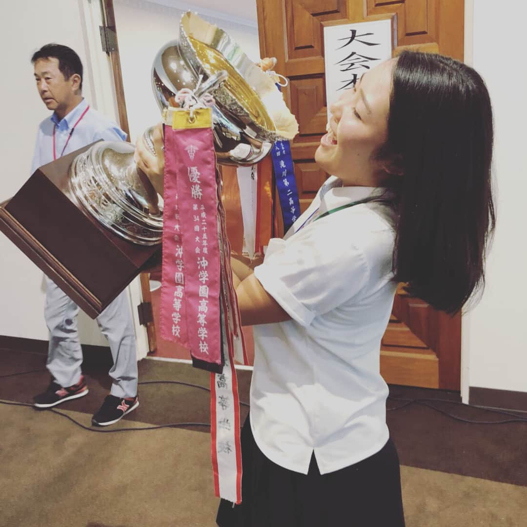 古江彩佳さんのインスタグラム写真 - (古江彩佳Instagram)「日本高等学校ゴルフ連盟 女子団体の部  まさかの2日目滝二の赤ウェアで行くと 中止になると言う出来事で優勝しました。笑 2位との差が一打ですごく思ったのが、一打の違いがこんなにも大きく変わって二連覇が出来たんだなと思いました。 風が強くてすごく悩まされた1日で良い勉強も出来ました。  学校として出る団体は最後でこんな良い思いを出来たのは3年間全国団体を出れたこと。昨年での先輩方の支え。 今回の団体メンバー。滝二ゴルフ部 本当にありがとうございます！ #2連覇#団体優勝#女子#滝川第二#滝二#ゴルフ部#ありがとう  ゆうか ひとみ あおい このは めっちゃ楽しく出来たことほんまに良かった！ありがとう😊」8月13日 18時30分 - ayaka_furue27