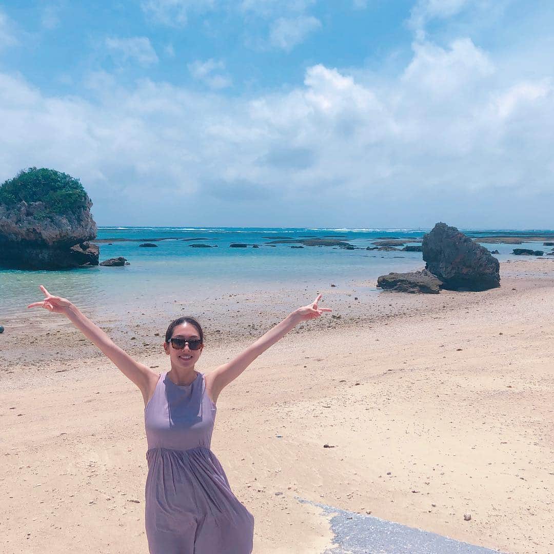小林恵美のインスタグラム：「Took a picture like SUMMER VACATION!!!🏖❤️ #沖縄 #新原ビーチ」