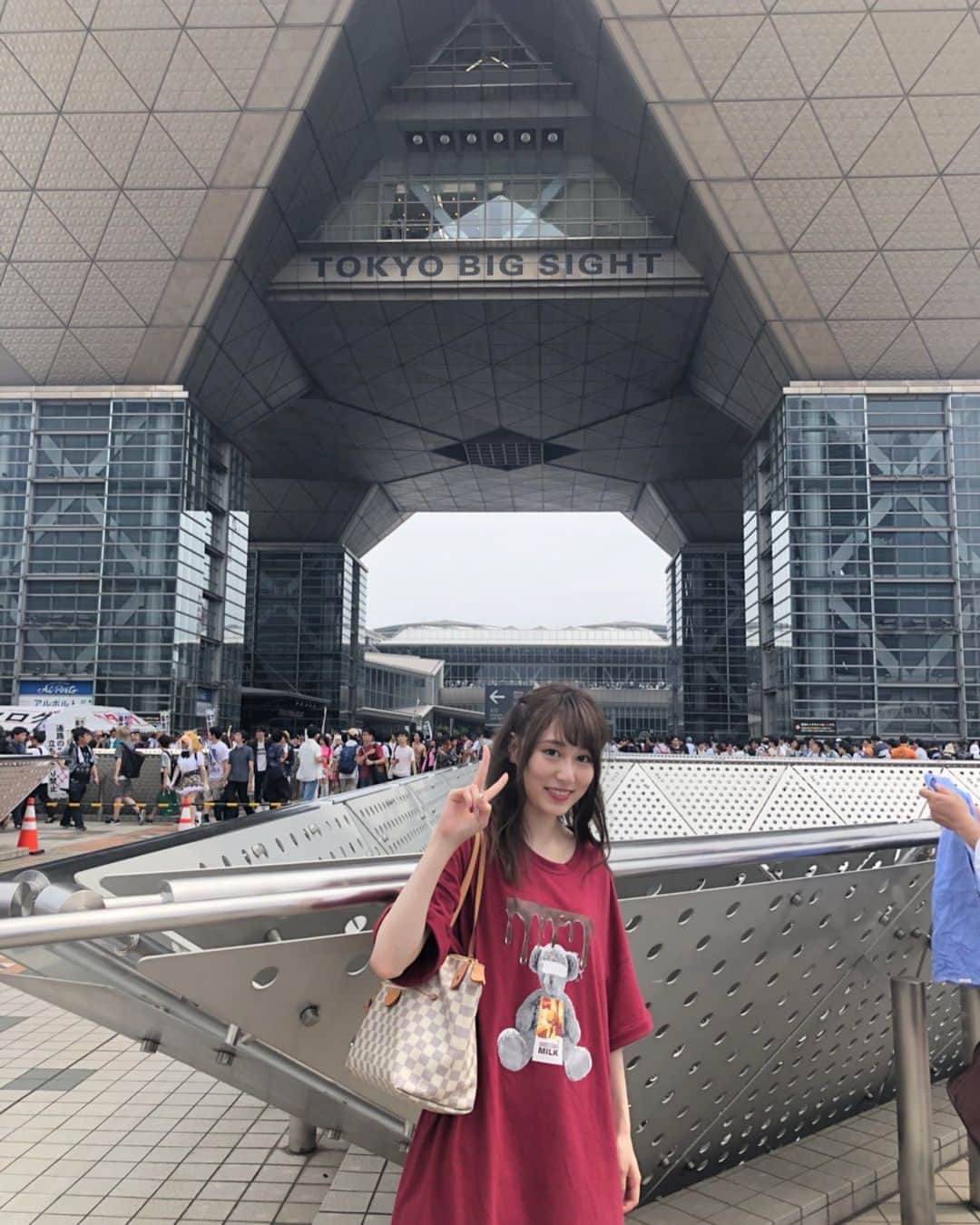 のインスタグラム：「昨日だけどコミックマーケットに行ってきました🙌  今日も投票よろしくお願いします🙇‍♂️🙏 ▷ https://misscolle.com/jissen2018/vote  #c94 #コミケ93 #コミケ #ミスコン #ミス実践コンテスト2018」