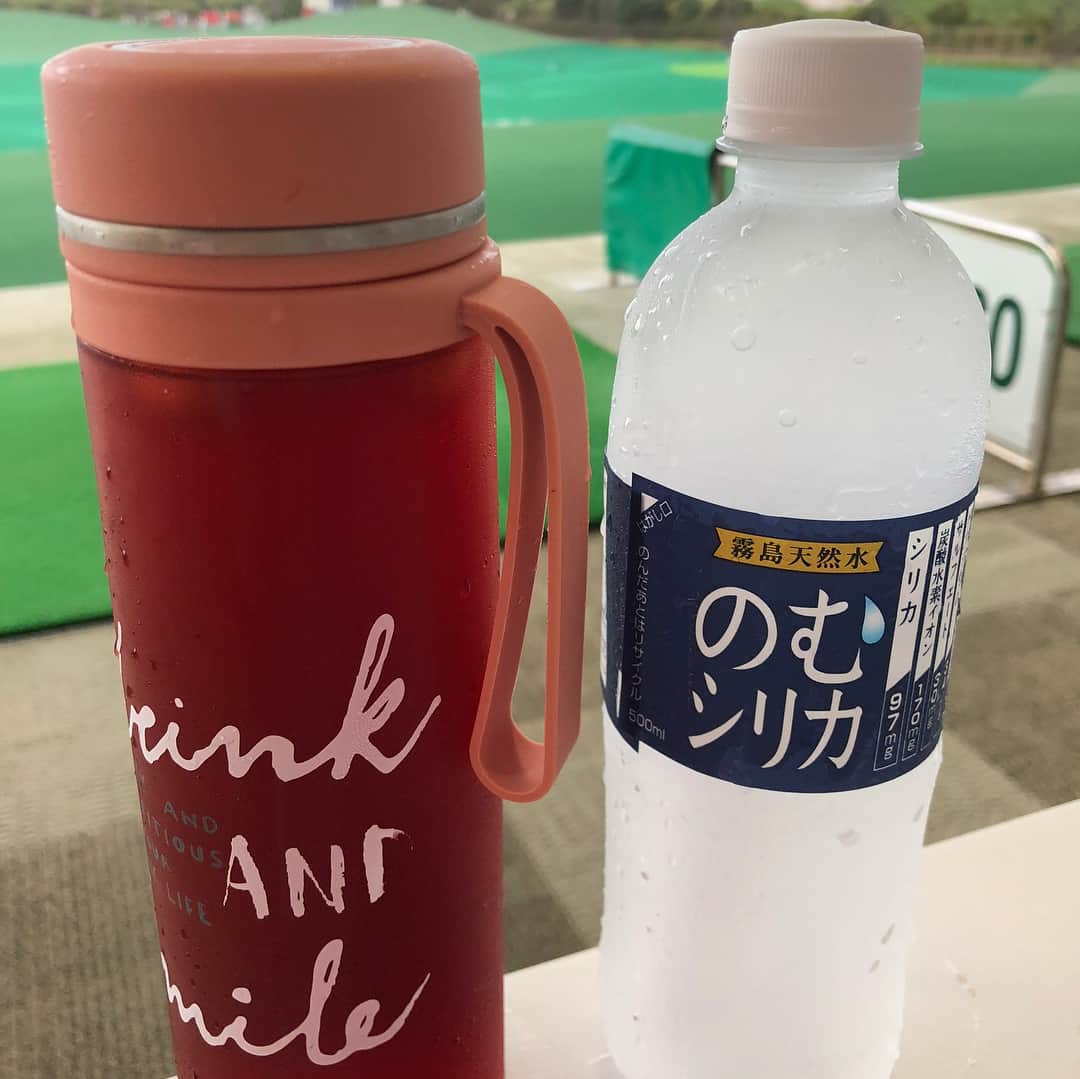 宮崎宣子さんのインスタグラム写真 - (宮崎宣子Instagram)「今日は、打ちっ放しへ🏌️‍♀️ のむシリカとオリジナルハーブティーブレンドを持って❤️ トイレの赤とお揃いみたい🤣  #打ちっ放し #トイレ前 #のむシリカ #オリジナルハーブティー #自分ブレンド #ゴルフ女子 #ゴルフ好き #ハーバルセラピスト #宮﨑宣子」8月13日 18時50分 - miyazaki_nobuko