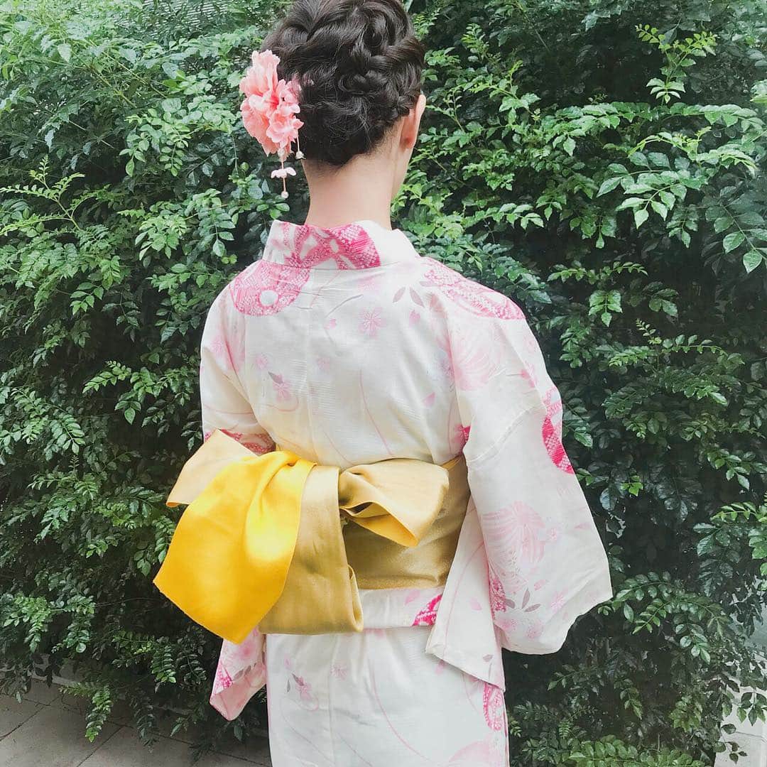 和田安佳莉のインスタグラム：「久しぶりの浴衣 御粧ししてお出掛けも たまには宜しくて。  #浴衣 #yukata #japan #夏 #summer #ヘアアレンジ #instagood #hair #ヘアセット #fashion #まとめ髪 #編み込み #ヘアスタイル #アレンジ #me #happy #セット #ゆかた #tokyo #和装 #enjoy #ヘアメイク #ファッション #ボブ #ヘアー #スタイル #style #ヘア #life」