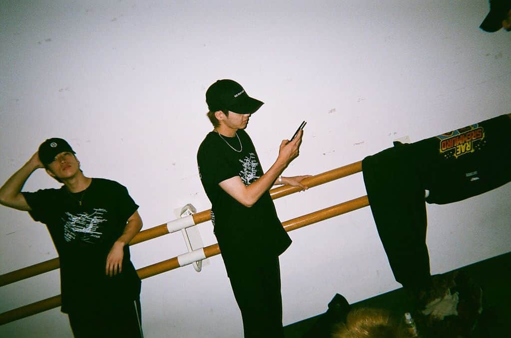 のインスタグラム：「・ 『24karats×THE RAMPAGE』 ・ THE RAMPAGE LIVE TOUR 2017-2018 GO ON THE RAMPAGE TOUR 47都道府県・全国制覇を記念したTOUR FINAL 24karatsコラボTeeを、 8月13日(月)PM12:00より24karats FLAG SHOP、24KARATS ONLINE STOREにて販売致します。 ・ 全公演会場、全国制覇をイメージソースに、THE RAMPAGEらしいクールでアーティスティックなデザインに仕上がっております。 ・ design&photo:makoto hasegawa design&photo:takuma goto ・ #THERAMPAGE #47都道府県 #全国制覇 #GOONTHERAMPAGE #THEFINAL」