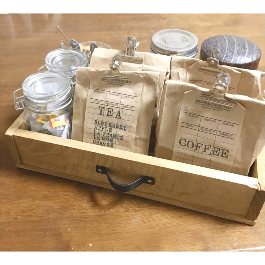 LIMIA（リミア）さんのインスタグラム写真 - (LIMIA（リミア）Instagram)「・ 100均の材料で収納木箱をDIY✨紅茶やコーヒー、毎日飲むサプリメントなどまとめてキッチンカウンターに❤キッチン側からもリビング側からも取り出せるのでとっても便利です！ ・ https://limia.jp/idea/224745/ Photo by hiroさん @hinahiyomom1017 ・ --------- LIMIAアカウントをタグ付け、もしくは［ #limia ］のハッシュタグをつけて投稿していただくとリグラムさせていただくこともあります。 --------- ・ #DIY #100均 #100均DIY #ボックス#収納 #収納ボックス #簡単DIY #ダイソー #ダイソーリメイク #カフェグッズ #キッチン #小物入れ #インテリア #ナチュラルインテリア #マイホーム #remake #daiso #daisoremake #box #interior #naturalinterior #myhome #woodworks #wooddecor #woodcraft #diyer」8月13日 20時00分 - limiajp