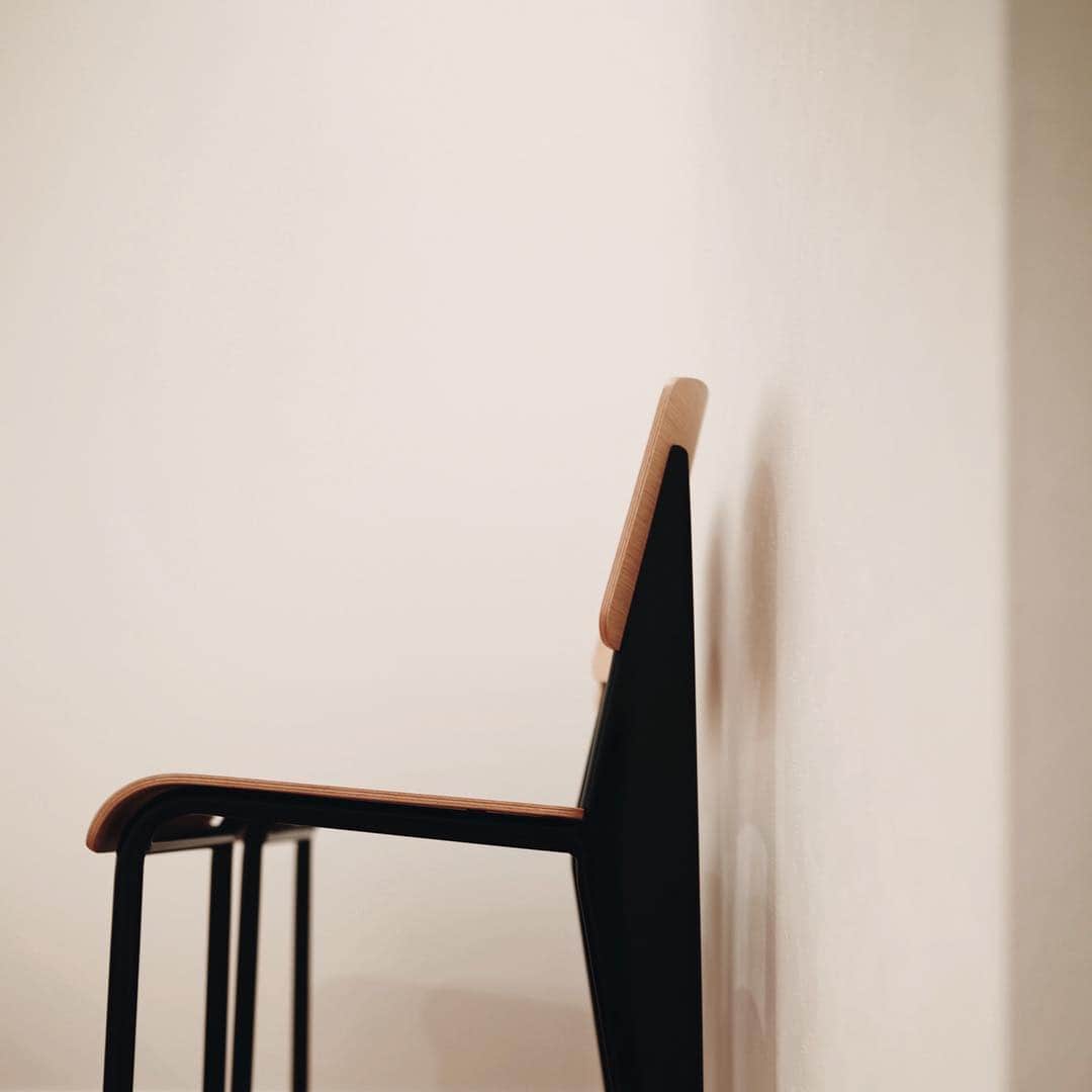 石川涼のインスタグラム：「このスケジュールの中また引越しをしたので全く部屋が片付かない。1日3箱開梱したら10日で30箱か、、頑張ろうっと。。 #jeanprouvé#jeanprouve#prouve#prouvé #vitra#leica#leicaslleicacamera」