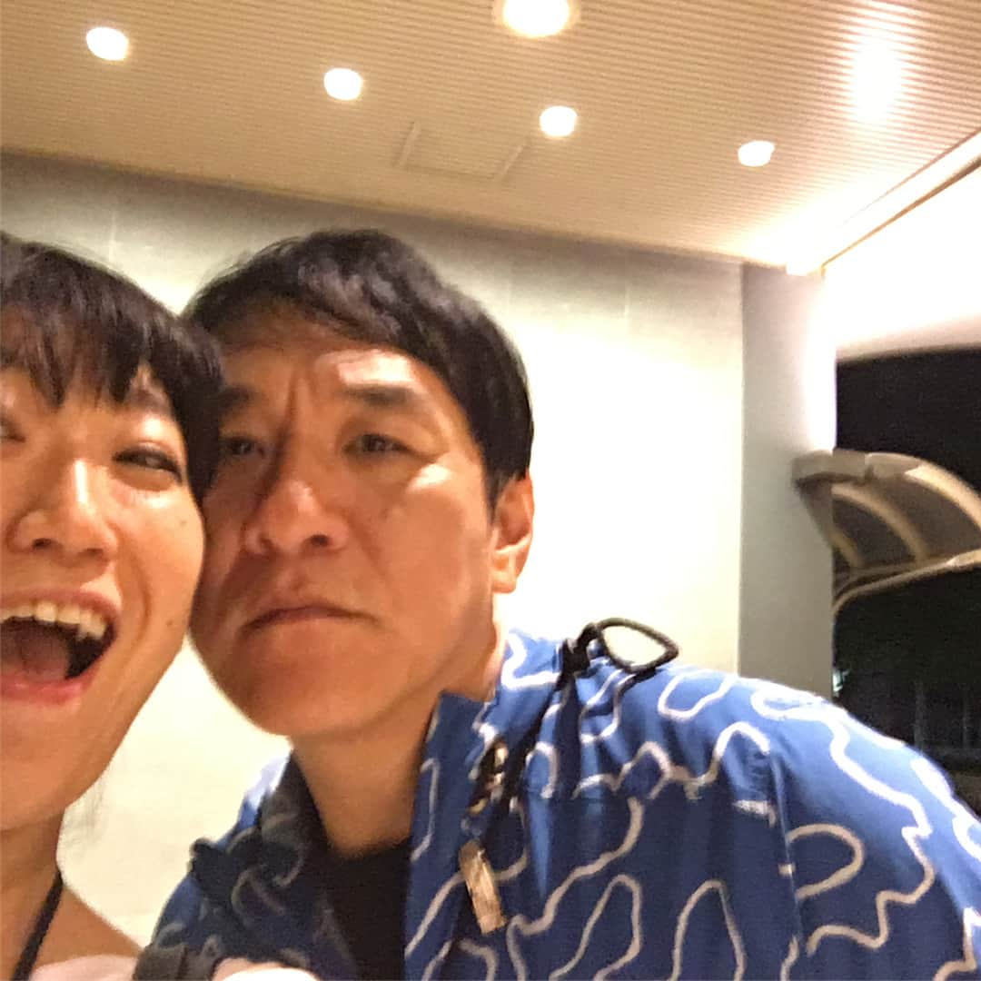 大宮エリーさんのインスタグラム写真 - (大宮エリーInstagram)「ライジングサンにて バッタリ瀧さん おじいさん先生 や 酒場で お世話になってます なぜ？ 顔を近づける？ と私は思ったが 瀧さんは なぜ？ アングルはじっこ？ と言い やり直しました笑 そこかい！  いつも楽しい アバンギルド兄さんです #電気グルーヴ #ピエール瀧 #RSR18」8月13日 21時12分 - ellie_omiya