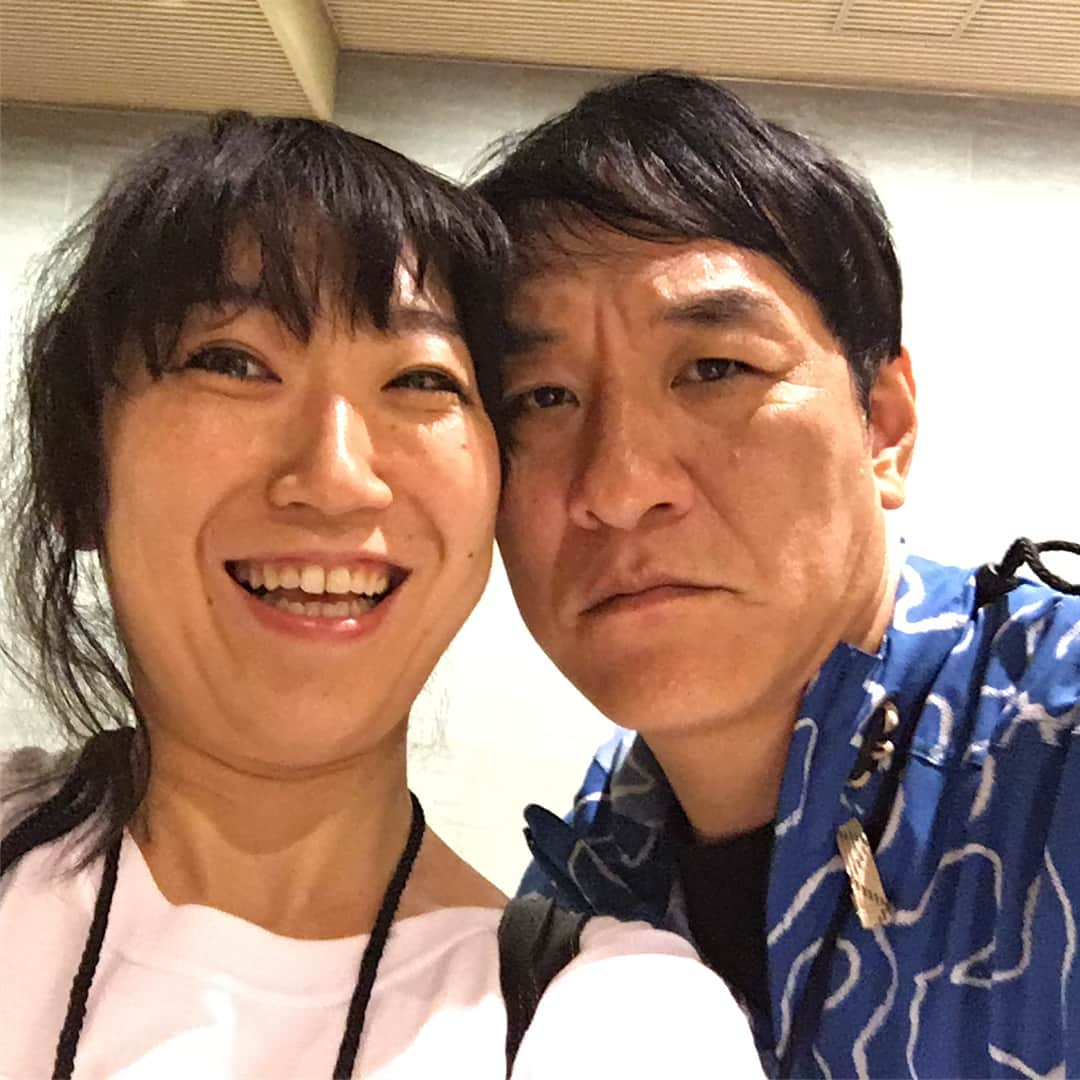 大宮エリーさんのインスタグラム写真 - (大宮エリーInstagram)「ライジングサンにて バッタリ瀧さん おじいさん先生 や 酒場で お世話になってます なぜ？ 顔を近づける？ と私は思ったが 瀧さんは なぜ？ アングルはじっこ？ と言い やり直しました笑 そこかい！  いつも楽しい アバンギルド兄さんです #電気グルーヴ #ピエール瀧 #RSR18」8月13日 21時12分 - ellie_omiya