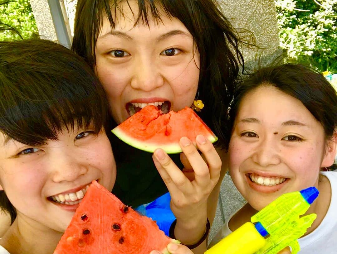 及川真夢さんのインスタグラム写真 - (及川真夢Instagram)「青学女バレBBQ💓💓💓 楽しすぎ🤞！！！ 本当みんな大好き❤！！！ かすみパパさん達ありがとうございました😎✨ #青学 #女バレ #BBQ #野比海岸 #水鉄砲 #スイカ割り #水風船 夏にやりたいことたくさんできて幸せ！！！🍀 全員でまた頑張っていこうぅぅぅ💪！！！ いい写真多すぎて選びきれない〜！わら #晴れ女 #平成最後の夏 ってよりは#学生最後の夏 ！！！ #最後のかすみ写真の撮り方くせ強め #インスタ映え #❤️ 次こそ全員で！！！😎」8月13日 21時18分 - oikawa_mayu