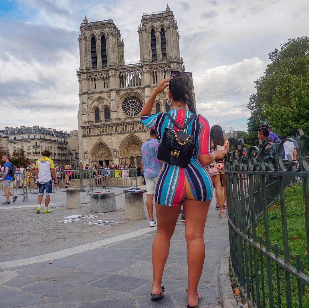 Aylen Aのインスタグラム：「Pictures really don’t do all this architecture any justice. #paris」