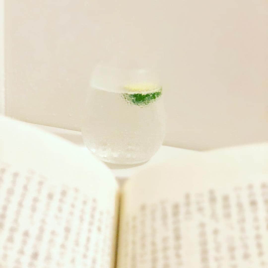 宇田川紗稚さんのインスタグラム写真 - (宇田川紗稚Instagram)「#読書タイム@お風呂 #お供は #へべすソーダ #爽やか」8月13日 23時29分 - sachiudagawa