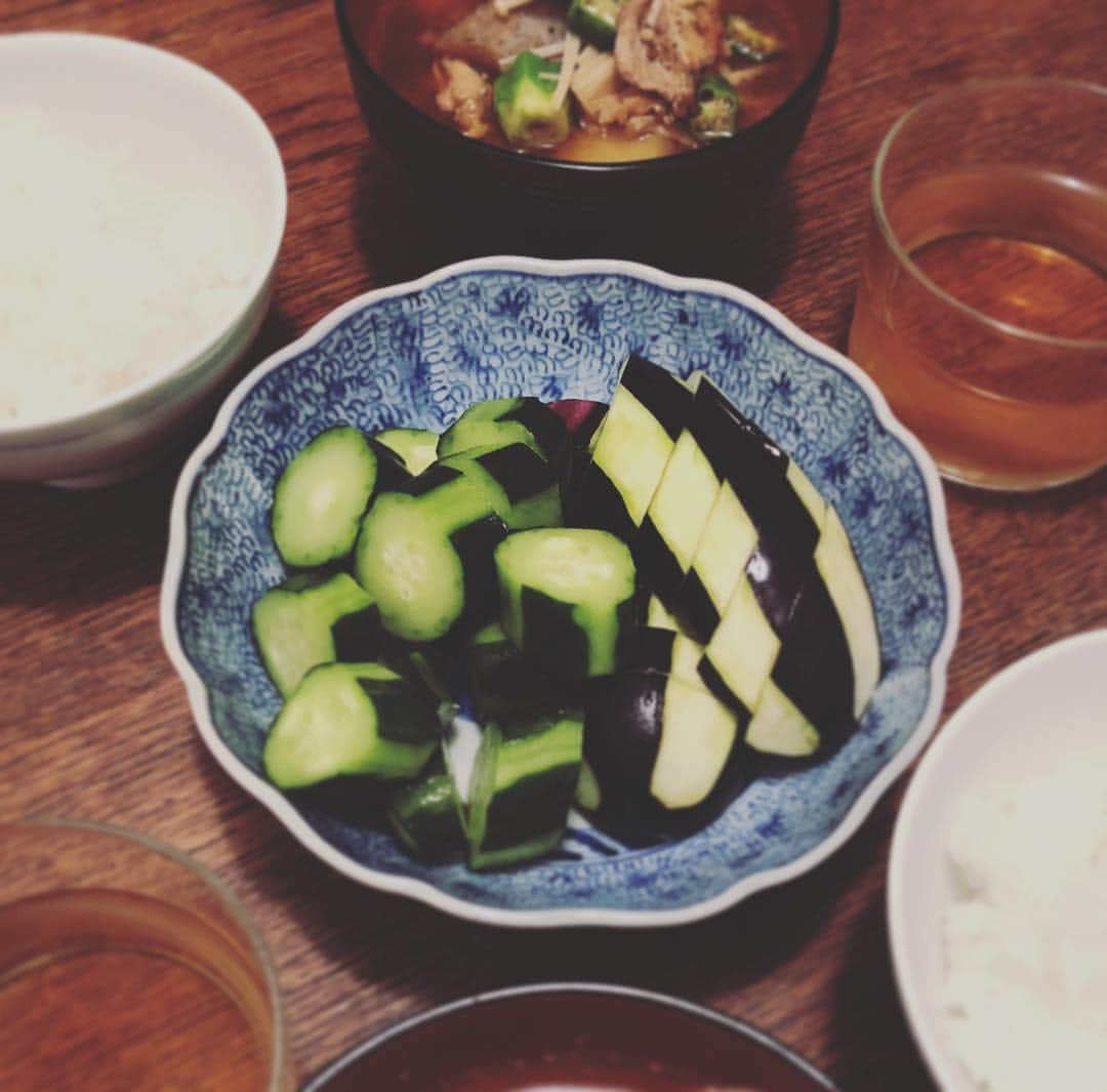 椎名直子さんのインスタグラム写真 - (椎名直子Instagram)「食べそびれてキュウリ  すき💚」8月14日 1時47分 - natadecoco
