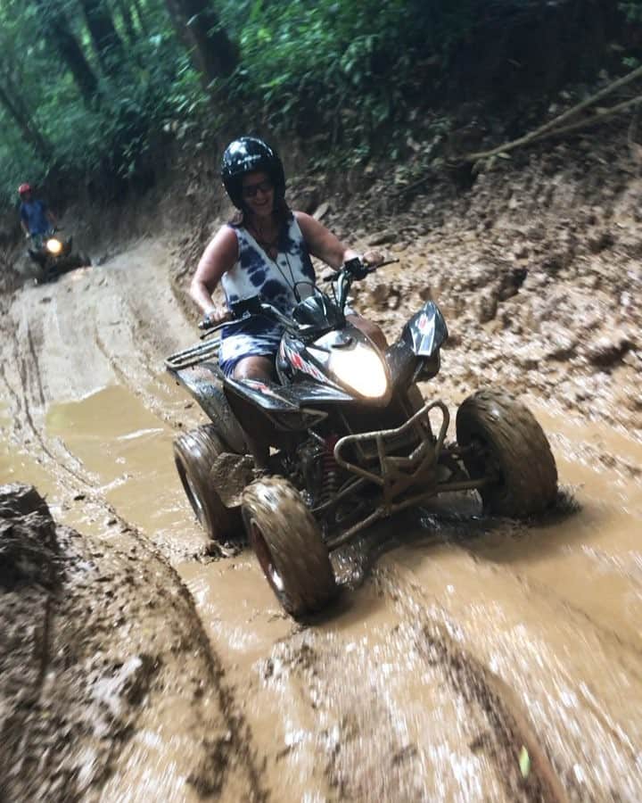 ジェシカ・アシュリーのインスタグラム：「My mom and I took an ATV ride through the rainforest this afternoon to go swim in some waterfalls. How do you do Mondays? Hehe 💚 #puravida」