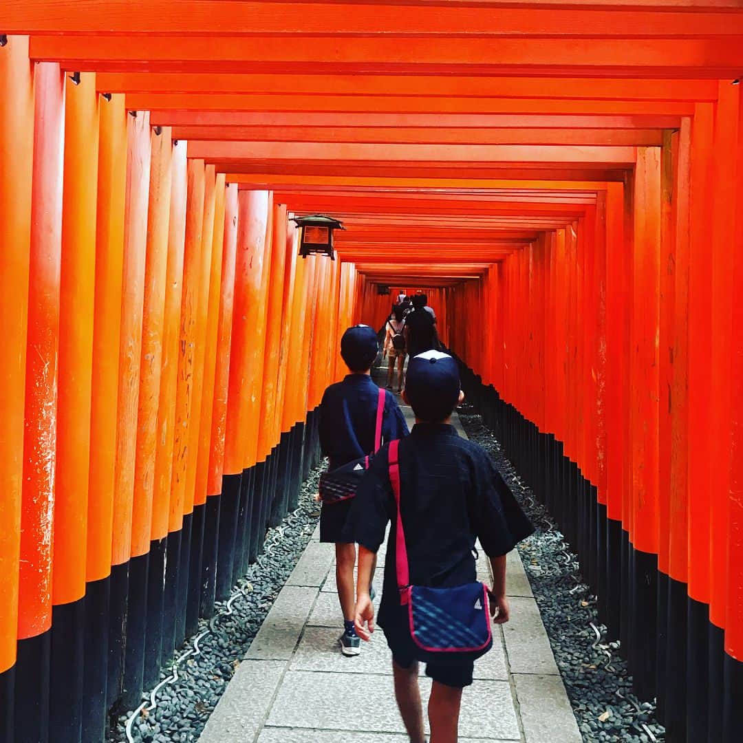 池山文のインスタグラム：「名古屋から、フラッと日帰り京都。社会好きの双子と暑すぎる夏を満喫(^^)。 #kyoto #kyotofushimi #byoudouin #双子の母」