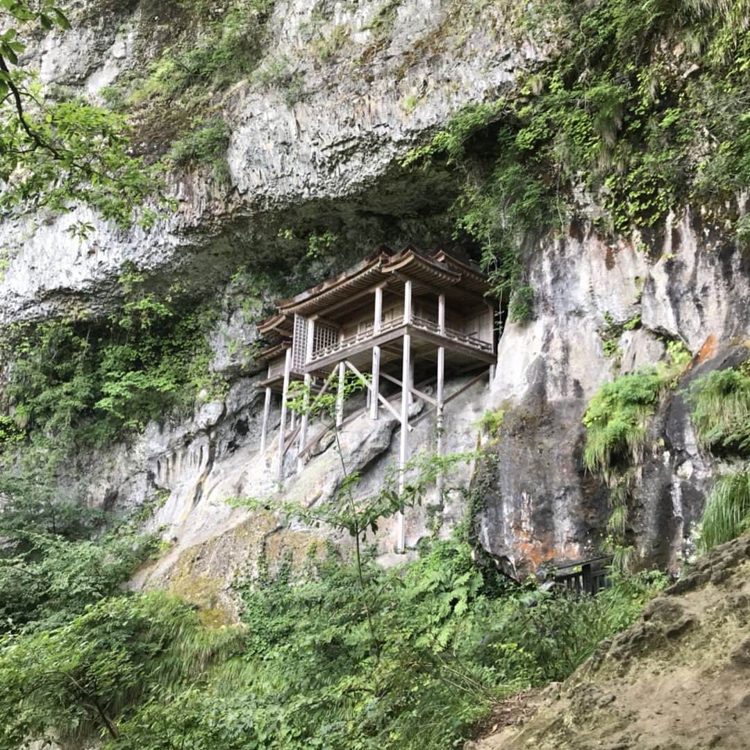 可児壮隆のインスタグラム：「三徳山登りました！ 投入堂小さい時から知ってたけど鳥取にあるの知らなくて行ってみたらかなり感動しました！ 登るのも想像してたより険しい道だったけど天然のアスレチックみたいで楽しかった(^ ^) 写真で見てもすごいけど実際見てみると段違いに迫力とかすごかった！ #三徳山#投入堂」