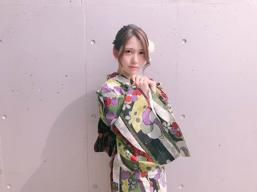 茂木忍のインスタグラム：「. 今年の浴衣祭りで着た浴衣💗 . １日目が王道っぽい柄だったので3日目は少し雰囲気を変えて🤗 . 帯も粋な感じで作ってもらいました〜！ . メンバーにもメイクさんにもファンの方にも褒めてもらってご満悦な茂木さんでしたとさ。」