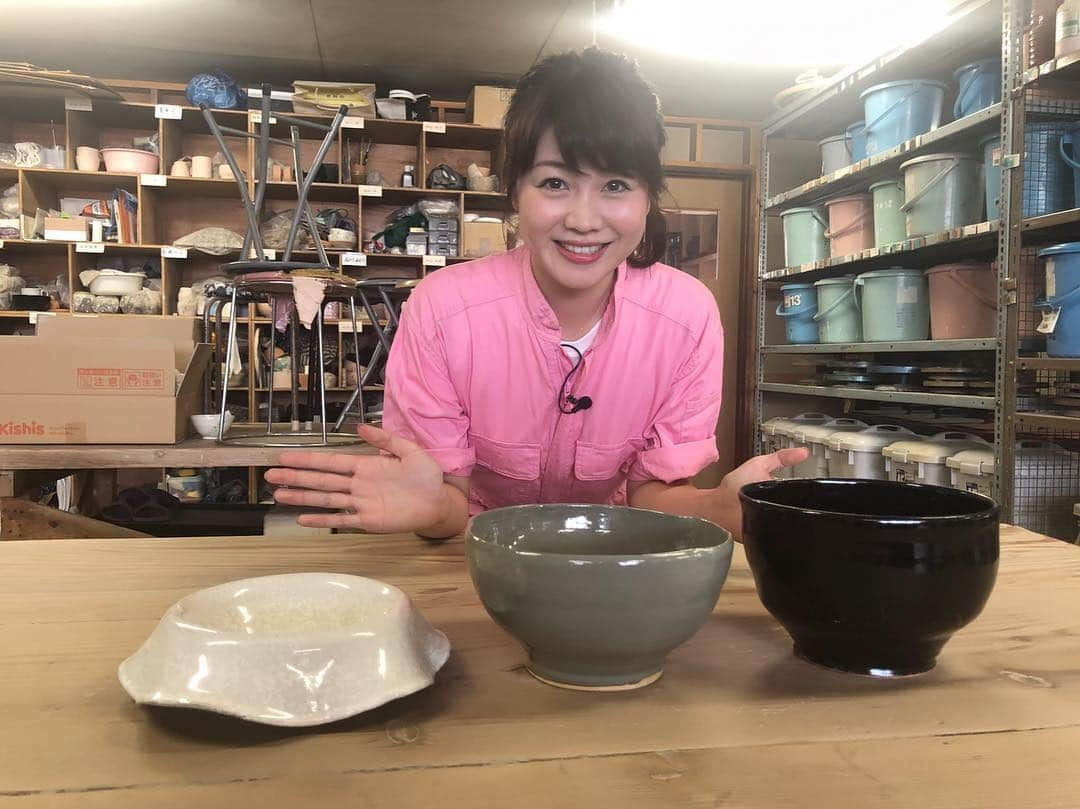 高井瑛子さんのインスタグラム写真 - (高井瑛子Instagram)「. . 【新潟自慢ラーメンを作ろう！】 . UX 開局３５周年記念イベントに向けて 野川アナが進めいてる新潟自慢ラーメン。 . わたしも何かお手伝いしたい！ ということで 誰かに頼まれたわけでもなく 器を作ってきました。 . いかがでしょうか！ . 何があるか分からなかったので ３つ作りました😊 . 左の白の器は フランス料理とかに良さそうですね👏 . 本命の黒の器は UXの「U」を意識して作りました✨ . この器にどんな美味しいラーメンが 入るのでしょうか！ お楽しみ😆💕 . . . ------------------------------------------ #新潟テレビ#アナウンサー#新潟自慢#ラーメン#35周年#陶芸#土夢#器」8月14日 9時36分 - ux_takai.eiko