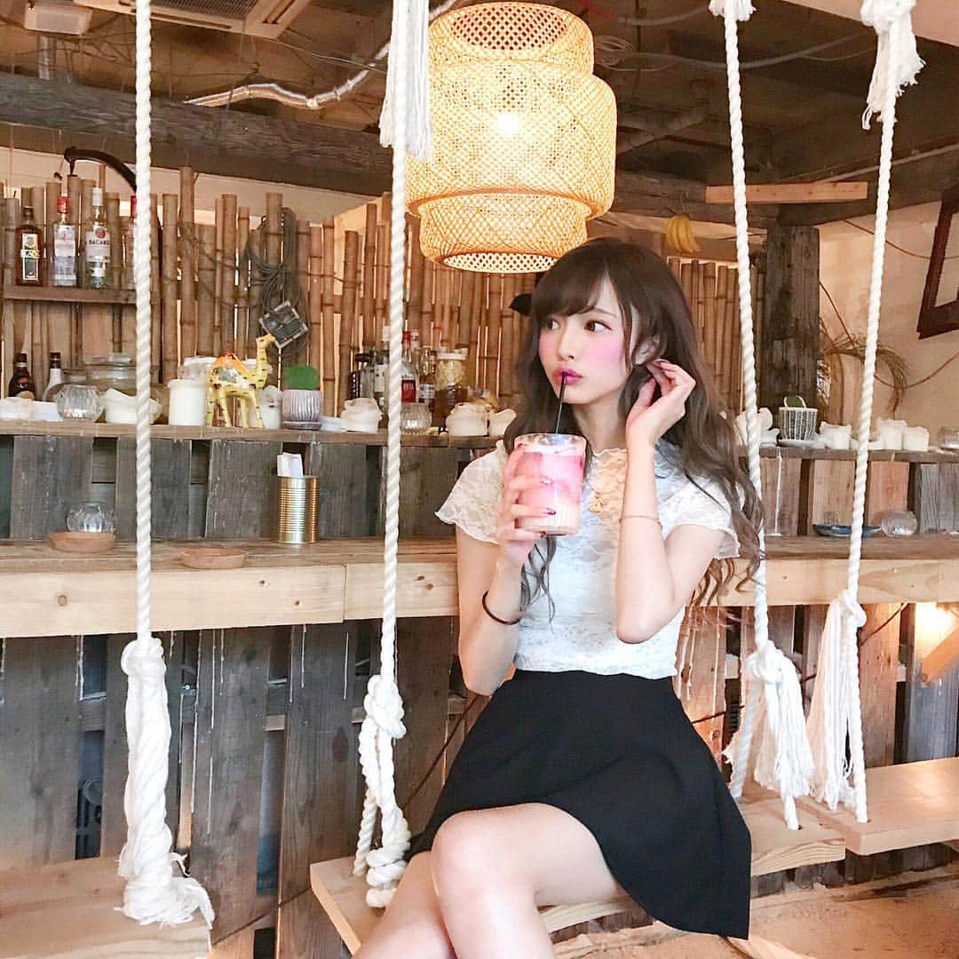 美女図鑑のインスタグラム：「#Repost @aya.you.love.r ・・・ 渋谷にある穴場カフェbohodclub 行ってきたよ🍹✨ ブランコがあってリゾート気分を味わえる内装でした🌺🌴 グァバピンクフィズ美味しかったよ💕💕 @days_of_bohod  エクステつけたよ😊またロングになった🍒 #bohodclub #bohodcafe #ボーホードクラブ #渋谷カフェ #渋谷ディナー #渋谷ランチ #渋谷グルメ #渋谷 #カフェ巡り #ブランコ #ビジョ図鑑」