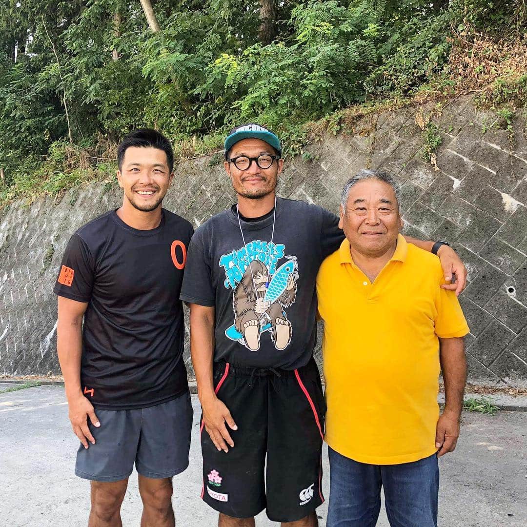君島良夫のインスタグラム：「岡谷工業監督の勝野大さんと。 高校生の頃、テレビで見ていたあの人と一緒に仕事ができるなんてね。ラグビーはいいね👌🏻 . Honor to work with this legend @d81souls my schoolhood hero. Rugby is great.  #Rugby @japan_elite_kicking」