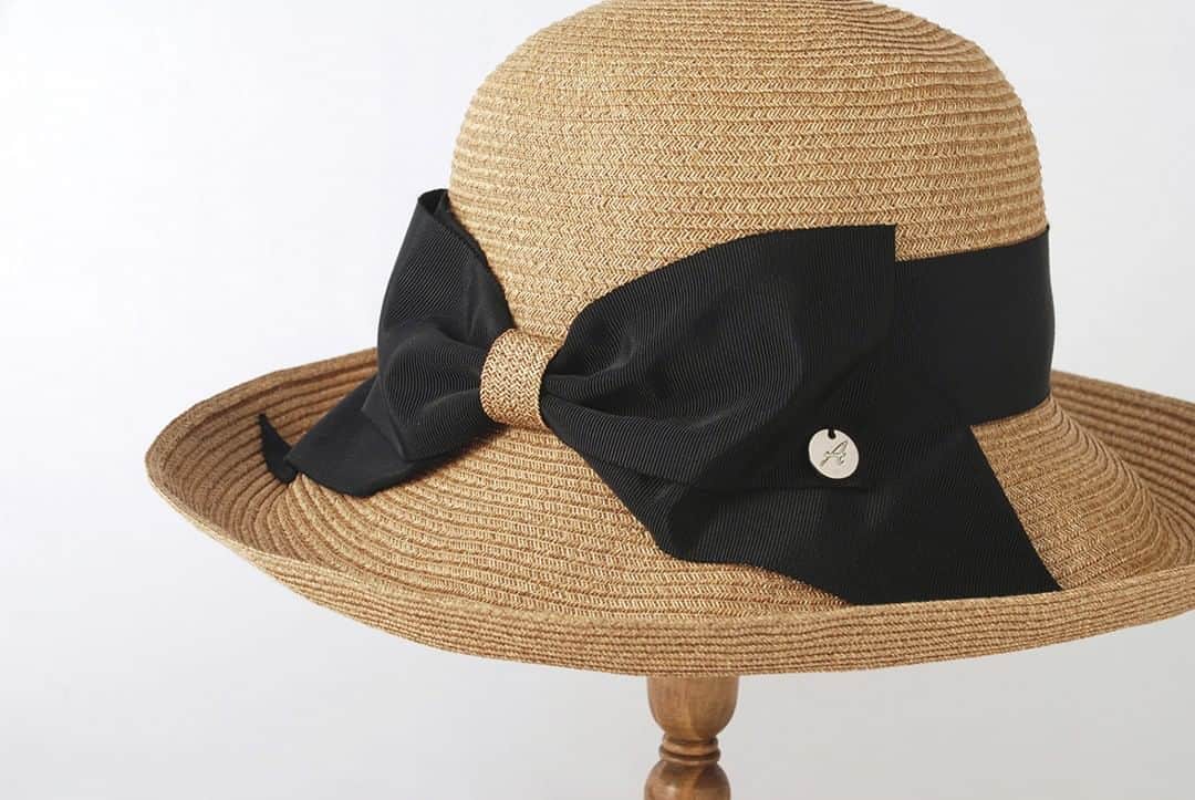 神戸セレクションのインスタグラム：「. °˖✧【帽子】✧˖° . 今回ご紹介するのは... 「Aurelia」by日本真田帽子株式会社 素材作りから力を入れ、材料の質感、特性を生かし作られたブレードを使用し、丁寧に１つ１つ熟練の職人によって縫い上げられた帽子はキメの細やかな美しい出来上がり。 . 神戸セレクションは、神戸の風土が育む、魅力的な商品を公募・選定し、インターネットモールや百貨店などで販売する取り組みです。 気になった商品があればぜひ購入してみてください☆ . . #神戸スイーツ#夜景#神戸ファッション#神戸セレクション#kobeselection#神戸#kobe#kobelove#kobecity#神戸好#神戸港#神戸市#神戸観光#神戸デート#portofkobe#kobejapan#お土産#神戸元町#神戸三宮#三宮#bekobe#ハーバーランド#新神戸#神戸栄町#神戸開港150年#kobefood#帽子#帽子屋#ハット」