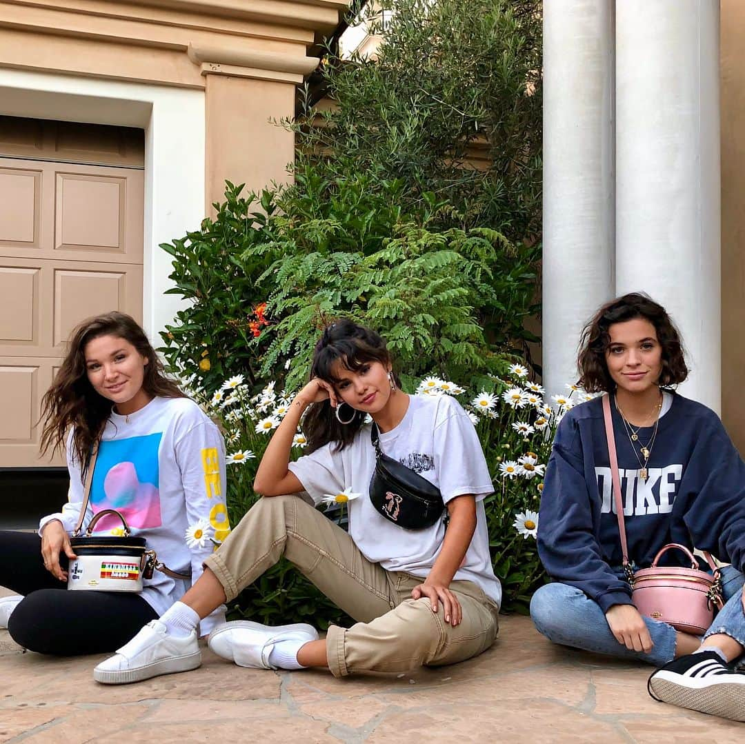 セレーナ・ゴメスさんのインスタグラム写真 - (セレーナ・ゴメスInstagram)「trying out my new @coach Selena bags with my friends. We went jumping on trampolines. Love y’all! “not perfect, always me”」8月14日 11時40分 - selenagomez