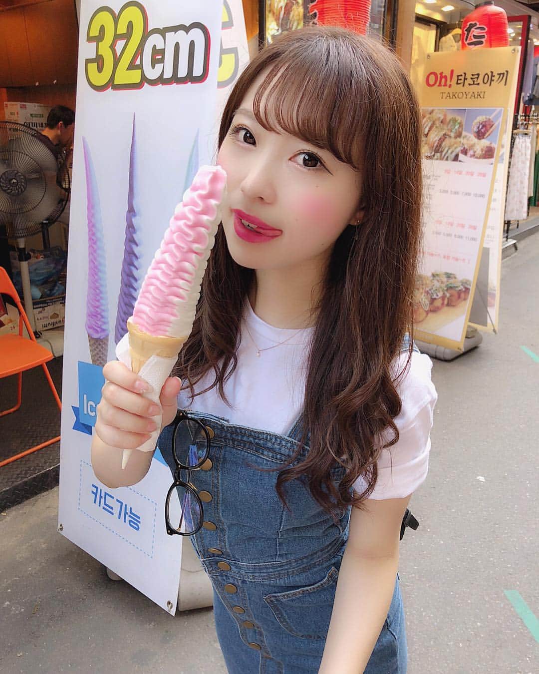 美女図鑑のインスタグラム：「#Repost @chiseikiyosato ・・・ . 32せんち🍦💕. のびのびのとけとけ🤤🤔❤️. #followme #l4l #japan #fashion  #make #名古屋 #愛知  #셀스타그램  #여행 #follow4follow #清里千聖 #makeup #beautiful #cute #prettygirl #girl #ootd #zipfm #instagramjapan #japanesegirl #instagood #팔로우 #일상 #얼스타그램 #平成最後の夏 #韓国 #弘大 #홍대입구역 #ビジョ図鑑」