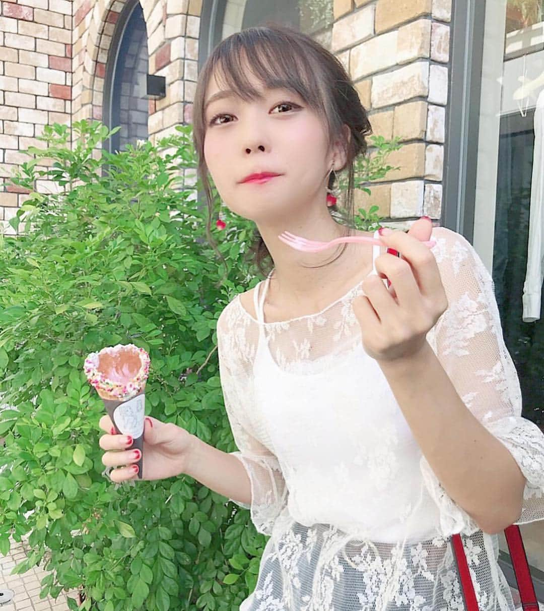 美女図鑑さんのインスタグラム写真 - (美女図鑑Instagram)「#Repost @mi_yan0101 ・・・ . 汗だくで あーいす🍦❤ . . #jessyscoffeeshop#神戸カフェ#神戸ランチ#わたあめドリンク#神戸スイーツ#今日のコーデ#ふわふわもこもこ#インスタ映えカフェ#南京町中華街#アイスクリーム#カフェ巡り#三ノ宮スイーツ#フォトジェニックスイーツ#南京町#jessyscoffeeshopkobe#三ノ宮カフェ#kobecafe#わたがし#神戸グルメ#兵庫グルメ#me#girl#神戸三宮#ビジョ図鑑」8月14日 11時52分 - bijo_zukan