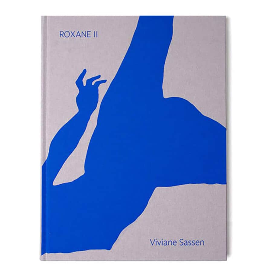 のインスタグラム：「-PICK UP BOOKS- 【OODEE】ROXANE 2 by Vivian Sassen ¥8,000(+tax) | オランダ人フォトグラファー、ヴィヴィアン・サッセン（Viviane Sassen）の作品集。作家と彼女のミューズであるロクサーヌ（Roxane）は、前作「ROXANE」に続き本書においても二人によるコラボレーションによって作られたビジュアルジャーナルを綴る。躍動感のあるポーズやムードを用い、時に官能的で、また時に脆さを魅せる世界観を描く。どのイメージにおいても、カメラの眼前と裏側で行われるパフォーマンス描写が特徴として表されており、たとえばカメラの前に写りこんだ影は作家の存在を示唆し、また胸を押し付けて作られた跡が残る紙には、その行為を目に見える形で表現している。この作品は彼女たち二人の共通のポートレイトであり、アーティストとモデルのやり取りの中でそれぞれの個が曖昧になっていき、お互いの上にお互いの痕跡を残していく過程が写し出されている。 #oodee #viviansassen」