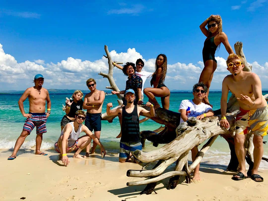 菅又菜摘（ナツ）さんのインスタグラム写真 - (菅又菜摘（ナツ）Instagram)「8.11 SPACE OUT in CEBU island🏝 初めてセブ島に呼んで頂き SKY WATER PARK プールパーティで #ゆゆなつ 踊らせて頂きました DJ SONE #ゆゆなつそね セットは 毎回賑やかで仲よ過ぎて楽しい😂 オフは出演者のみなさんと #天国に一番近い離島 と言われる #パンダノン島 へ連れて行って頂きました シュノーケリングしたりBBQしたり 最高な夏の思い出になりました🤙🏾 呼んでくれた松田さん #松乃家 現地スタッフのみなさん 出演者のみなさん 本当にありがとうございました💓 偶然セブに留学中で わざわざ会いに来てくれた方も 何人か居て嬉しかった🙈 #spaceout #skywaterpark #🇵🇭 #セブ島 #フィリピン #philippines #cebu #island #pandanon #pandanonisland #allblue #cebuisland  #tangirl #gal #japanesegirl #sea #beach #sunkissed  #asiangirl #kogenatsu #焦げNATSU #こげなつ」8月14日 13時54分 - kogenatsu920