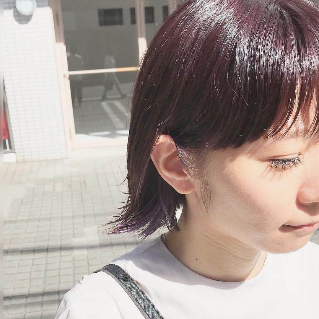 ”検索がいらない”サロン予約アプリrequpo(リクポ) のインスタグラム：「. 📷 : @kouki_tomoda ナチュラルな印象のボブがかわいい💇‍♀️♡ 地毛風カラーは大人っぽく見せてくれるところがいいですね✨ - - - - - - - - - - - - - - - - - - - 『#requpo 』『#リクポ 』の ハッシュタグをつけて写真をUPしてみてください✂︎ みなさまの素敵な写真がrequpo(リクポ)の 公式SNSに掲載されるかも…✨ - - - - - - - - - - - - - - - - - - - みなさまからのいいねや コメントもお待ちしています🙆‍♀️ 『この髪型かわいい💕』 『このカラーはなんて色🤔』 『こういう髪型流行ってますよ💇‍♀️』 などお気軽にコメントしてくださいね📝 - - - - - - - - - - - - - - - - - - - #requpohairstyle #ヘアスタイル #ヘアアレンジ #ヘアカタログ #サロンモデル #サロン #大人可愛い #こなれ感 #透明感 #トレンドヘア #ヘアカラー #イルミナカラー #アッシュ #表参道美容室 #渋谷美容室 #吉祥寺美容室 #l4l #お洒落さんと繋がりたい  #ナチュラル #ボブ #地毛風 #地毛風カラー #切りっぱなし #赤茶 #パープルアッシュ #アンニュイ」