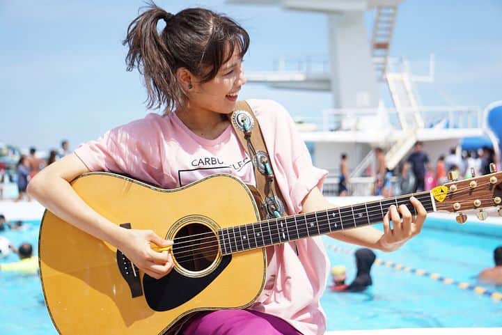 井手大介のインスタグラム：「#大磯パトロール !!!! 今日ゲストに来てくれた @anly_singer をプールサイドで撮影させてもらいました。日差しが眩しすぎ！しかし水辺でB♭コードを押さえるAnlyさんの方が眩しいのであった。 #大磯ロングビーチ  #FMヨコハマ #oiso847 #catchofsummer」