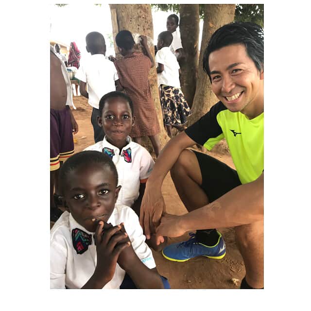 中町公祐さんのインスタグラム写真 - (中町公祐Instagram)「昨日はガーナ大使館に招待され行って参りました。 大使のMr.Frank Okyereさんからは初めてアフリカの地を踏んだのがガーナということで大変喜んで頂き、アフリカにサッカーボールを送る活動“pass on project”についてお褒めの言葉をもらいました。 ・ 『次のプランは何だ？』 『これからどういう風にやっていくんだ？』 という前向きな話し合いにもなり、 ・ 『大使館は全面バックアップをするから何でも言ってくれ！』 という頼もしい声掛けがありました。 アフリカ、そしてガーナとの結びつきは今後も深くなりそうですw 個人的な想いとしては、、 もちろんアフリカの人達の笑顔が１つでも多くなるように、そして日本とアフリカの心の距離が少しでも縮まるように。 そう願ってこれからも活動を続けたいと思います。 ・ ・ #Ghana  #Africa #EmbassyoftherepublicofGhana #ガーナ大使館 #JICA #passonproject #since2013 #AFRICA⇔JAPAN #Ghana⇔JAPAN #そういえば俺がガーナ行った事に興味津々のチームメイトいたな #イッペーシノヅカ、ガーナ渡航確定 #和田昌士、ガーナ渡航確定 #今日のランチ時には #山中亮輔 #前のめりになって聞いてたなぁ #ここも確定か。。 #みんなで行こうよAFRICA #♪世界の果てまで俺達は共に〜♪理論で言うと #マリノスサポーターもだね」8月14日 15時29分 - kosuke.machi