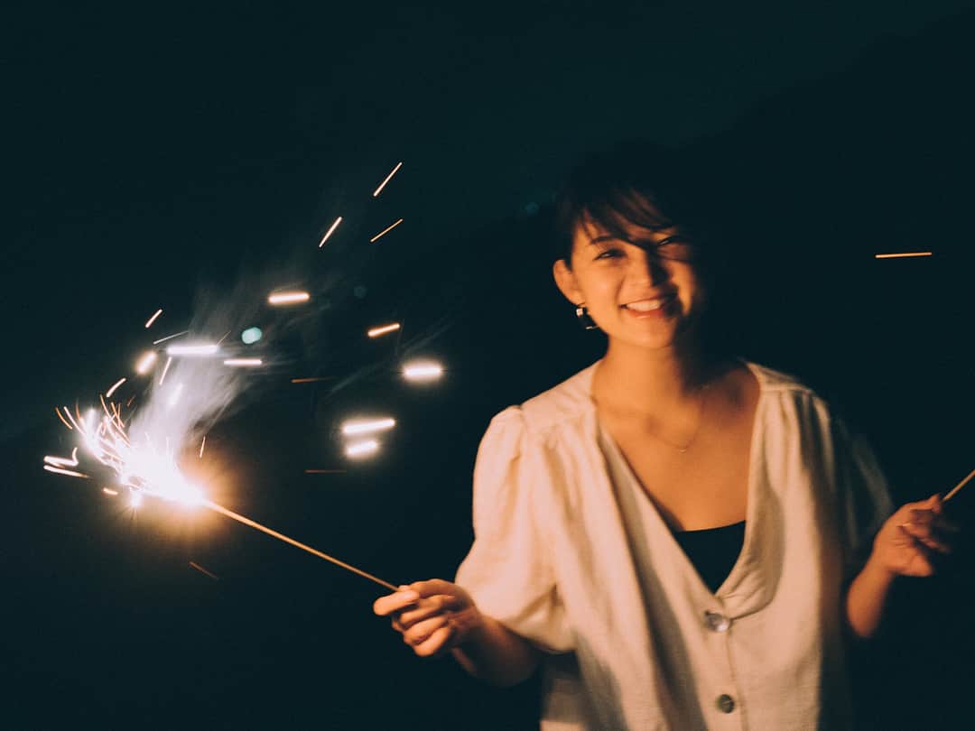 菜乃花さんのインスタグラム写真 - (菜乃花Instagram)「. 手持ち花火と咲ちゃん。」8月15日 1時29分 - nanoka0707