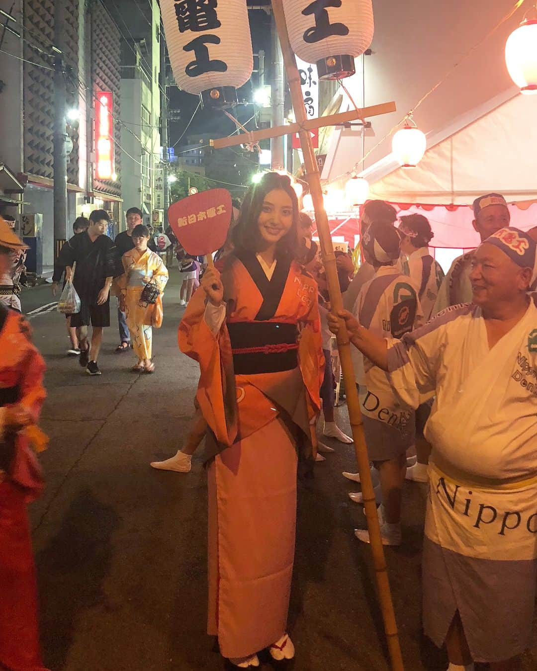 大浦育子さんのインスタグラム写真 - (大浦育子Instagram)「. 今年も徳島県にて阿波踊りに 参加させていただきました♡ 新日本電工さんのでんこう蓮にて✌︎ 皆さん去年の顔ぶれが懐かしくて とても温かい気持ちになりました‼️ いつも笑顔で声をかけてくれて感謝😭 私の方はというと、本当たどたどしい踊りで 申し訳ないですが、、、笑 でもとっても楽しかったです💕 中には地方から会いに来てくれた方もいて すごく嬉しかった...！！ 美味しい物もいただいて また徳島が好きになりました😊 華やかで伝統のある阿波踊りは 何度参加しても迫力が違いますね！！. . . #阿波踊り#新日本電工#でんこう連」8月14日 18時05分 - ikuko_oura