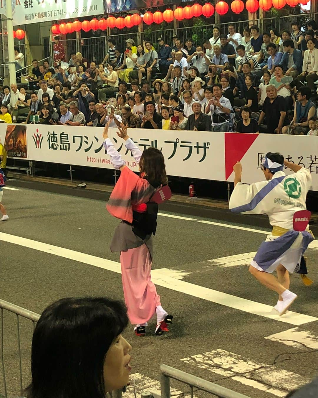 大浦育子さんのインスタグラム写真 - (大浦育子Instagram)「. 今年も徳島県にて阿波踊りに 参加させていただきました♡ 新日本電工さんのでんこう蓮にて✌︎ 皆さん去年の顔ぶれが懐かしくて とても温かい気持ちになりました‼️ いつも笑顔で声をかけてくれて感謝😭 私の方はというと、本当たどたどしい踊りで 申し訳ないですが、、、笑 でもとっても楽しかったです💕 中には地方から会いに来てくれた方もいて すごく嬉しかった...！！ 美味しい物もいただいて また徳島が好きになりました😊 華やかで伝統のある阿波踊りは 何度参加しても迫力が違いますね！！. . . #阿波踊り#新日本電工#でんこう連」8月14日 18時05分 - ikuko_oura