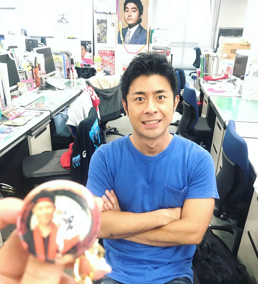 小澤陽子さんのインスタグラム写真 - (小澤陽子Instagram)「at work☻  男アナver.⭐️ . #あなたはどこに視線がいきますか？ . .  #リーダー #榎並アナ が当たりました☻ #牧原アナ #伊藤アナ #フジテレビアナウンサー #缶バッジはガチャガチャです✯ #オマツリ男アナ」8月14日 18時11分 - yoko.ozawa729