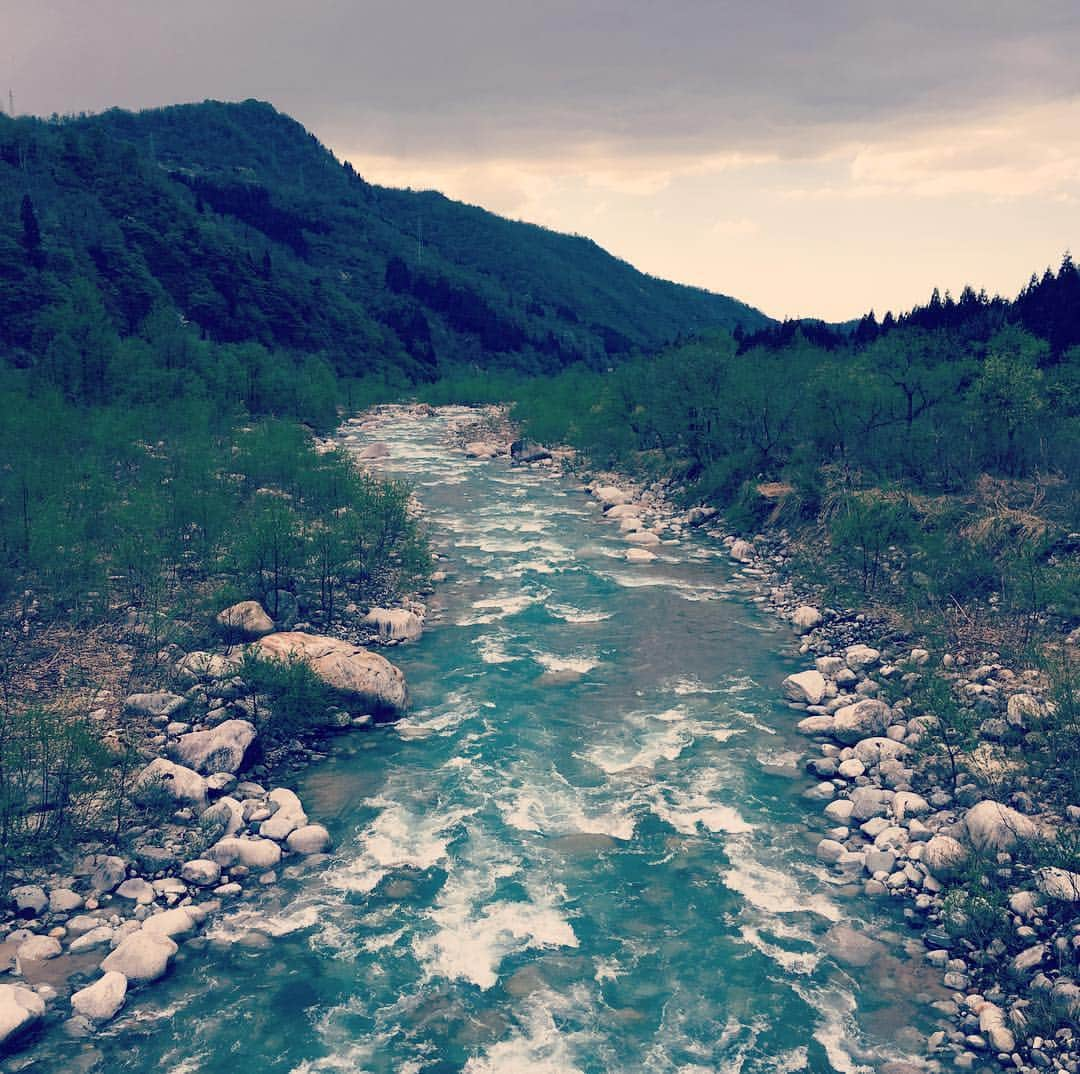 青木裕矢のインスタグラム：「馬場島とても綺麗なので 緑が好きな方山が好きな方 さらにデートスポットに オススメです！ 良かったらコメント ❤️とフォローお願いします❗️ #緑 #山#川 #自然 #絶景 #絶景スポット#自然が好き #綺麗#綺麗な川  #instagood #インスタ映え  #follow #followme #フォロミー  #instagram #good #beautiful  #いいね歓迎 #いいねした人で気になった人フォロー」