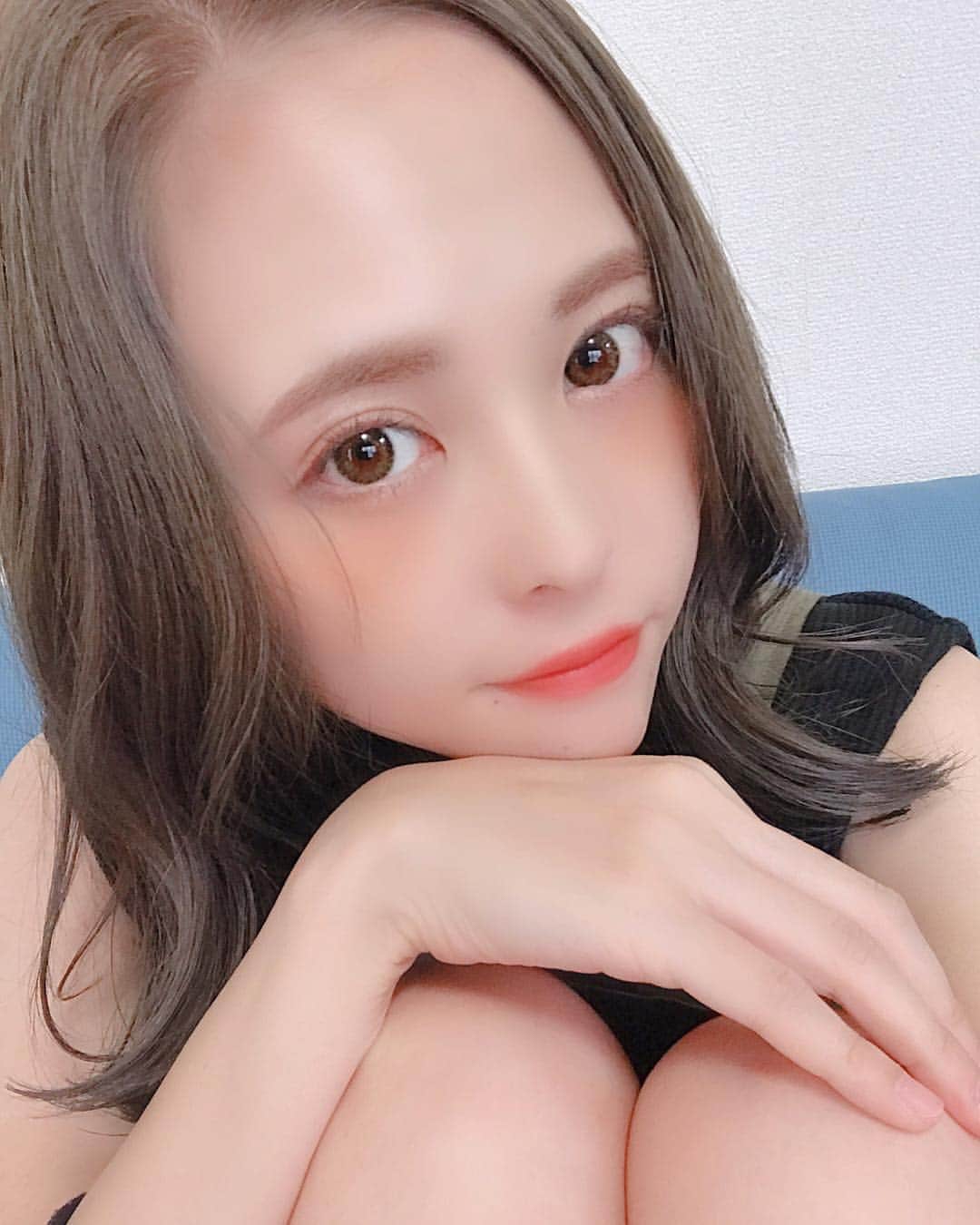 のインスタグラム：「#Repost @rere0616 ・・・ ✂︎ . new color 💓💓💓 ２枚目を見てね✌🏻️ . 夏のオシャ髪...😎🌴♡ . カラコン : プティア elm hazel . . #撮影 #美容室 #ヘアスタイル #hair #サロモ #サロンモデル #モデル#メイク #カラコン #フリーモデル #ファッション#コーディネート #cosmetics #コスメ #ヘアカラー #summer #セルフィー #ヘアアレンジ #nail #makeup #ビジョ図鑑」