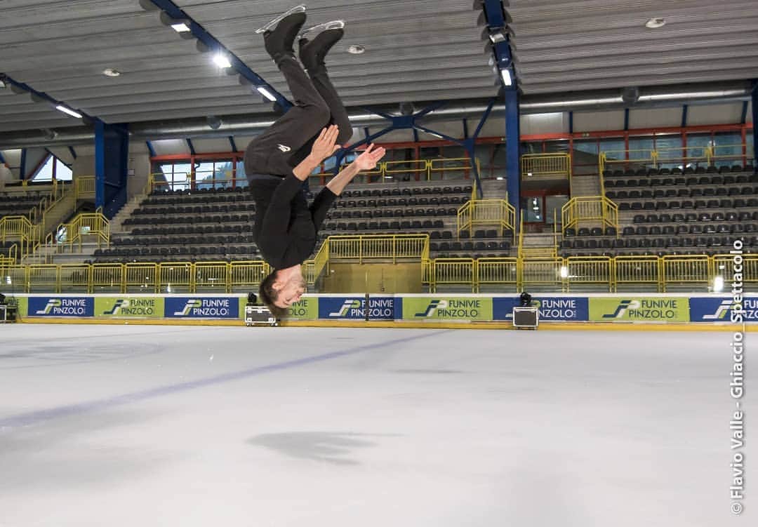 オンドレイ・ホタレックのインスタグラム：「Rispondo a @matteorizzoo ... Oggi nessuno tocca il ghiaccio, perche e lava😂 In viaggio verso Pontebba!  A stasera!!! A different version of Matteo's "floor is lava" post... Cool picture by Flavio  Photo credit @flavioice  #upsidedown #backflip #onice #ghiacciospettacolo  #italiasummertour  #marcheihotarek」