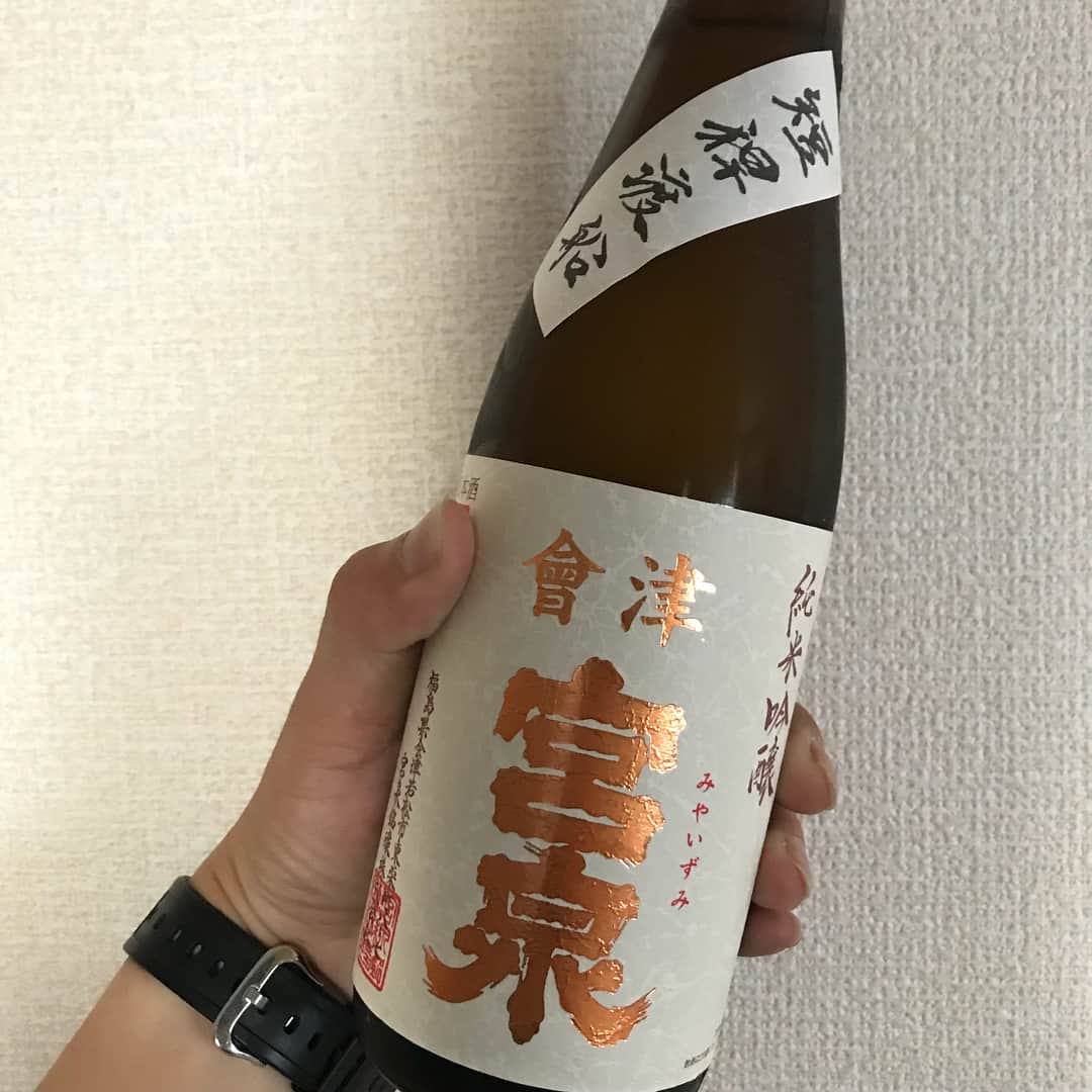 sioneのインスタグラム：「福綴で昼飲みから帰宅して軽く家飲み。写楽を醸してる宮泉銘醸の地元銘柄の會津宮泉の純米吟醸。写楽ほどフルーティーさはなくやや太みのあるどっしりとした味わい。甘旨系なので結構好みの味ではある。 写楽の方が好みではあるけどこうやって好きな蔵の違う銘柄を飲むのもたまには良いね。」