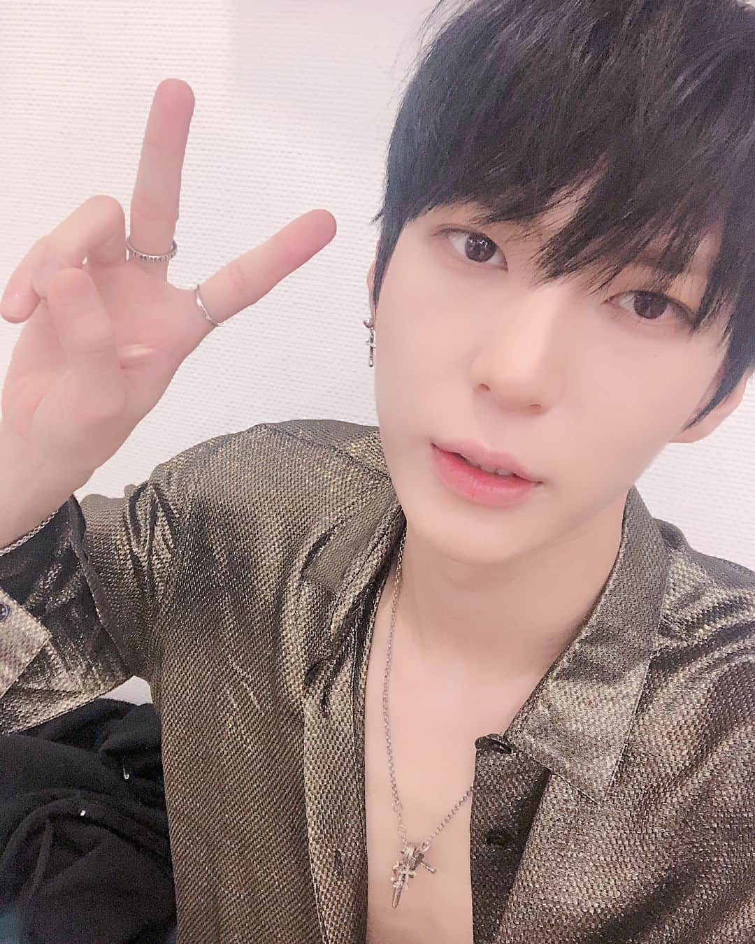 VIXXさんのインスタグラム写真 - (VIXXInstagram)「. [20180814] 더쇼 어떤 머리색이든 레오가 다했다👍 오늘의 추천메뉴는⁉️ 딸기 아이스크림🍓🍦 . #빅스 #VIXX #레오 #LEO #정택운 #CANVAS #TouchAndSketch」8月14日 20時43分 - vixx_stargram