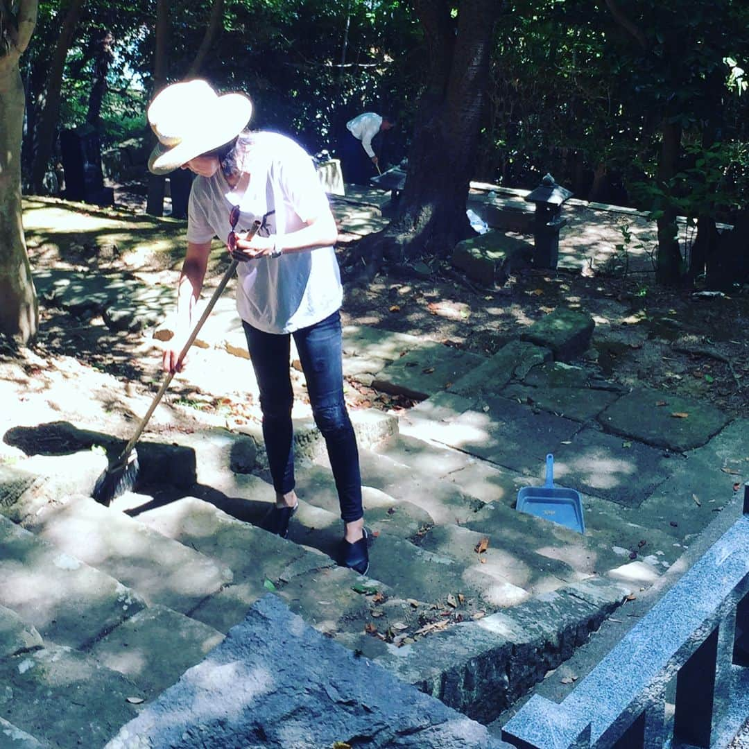 岸谷香さんのインスタグラム写真 - (岸谷香Instagram)「島根ひとり旅の後の出雲ふたり旅‼️木佐家のお墓を親友として一緒にキレイにして😅温泉&ビール！翌日は出雲大社にお参りして空港でビールでシメる！しかし出雲は本当に素晴らしいところだった‼️50を過ぎて日本もいっぱい知らない素晴らしいところがあるんだなー、と。せっかく日本人に生まれたんだから、神社仏閣、国内もいっぱい旅しようと思ったのでした😊#岸谷香#木佐彩子#出雲大社#国内旅行」8月14日 23時01分 - unlockthegirls