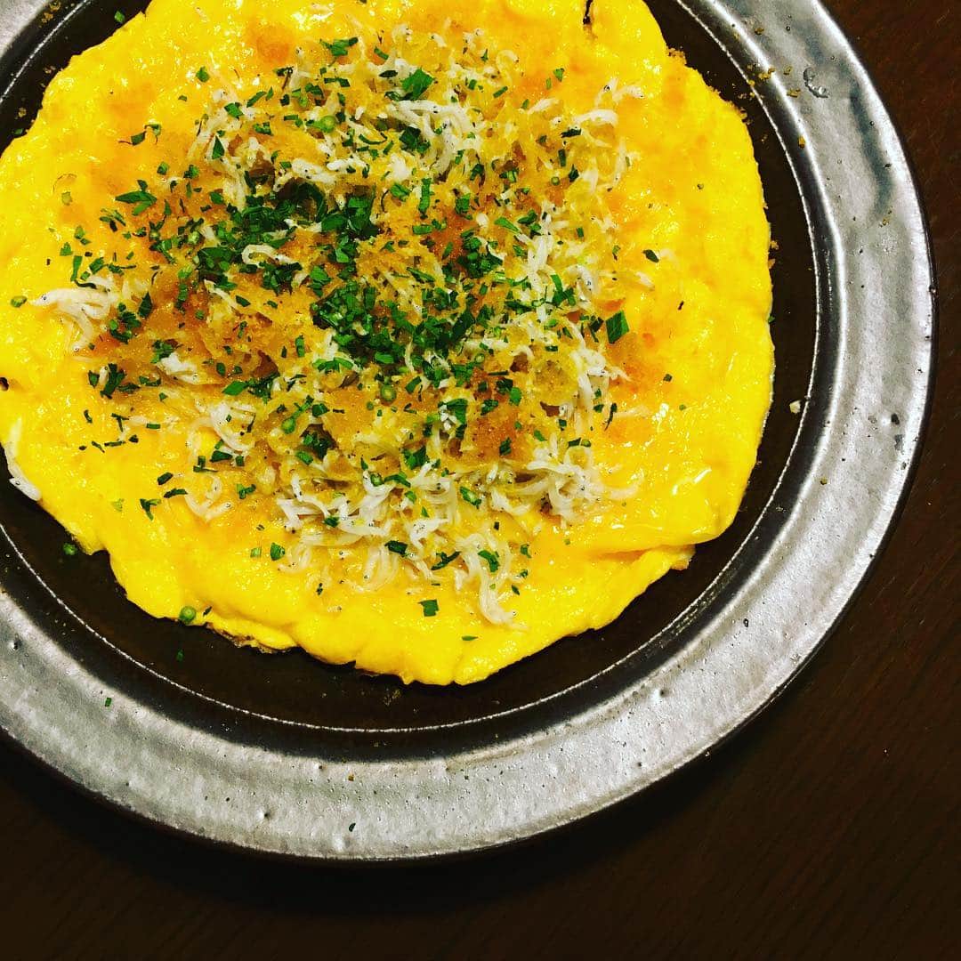 のインスタグラム：「しらすとカラスミパウダーを散らしたフリッタータ。溶き卵に生クリームとパルミジャーノ、NATIVO風に半熟に仕上げた。ふんわりトロトロ。 #しらすのフリッタータ #アペロ #簡単おつまみ」