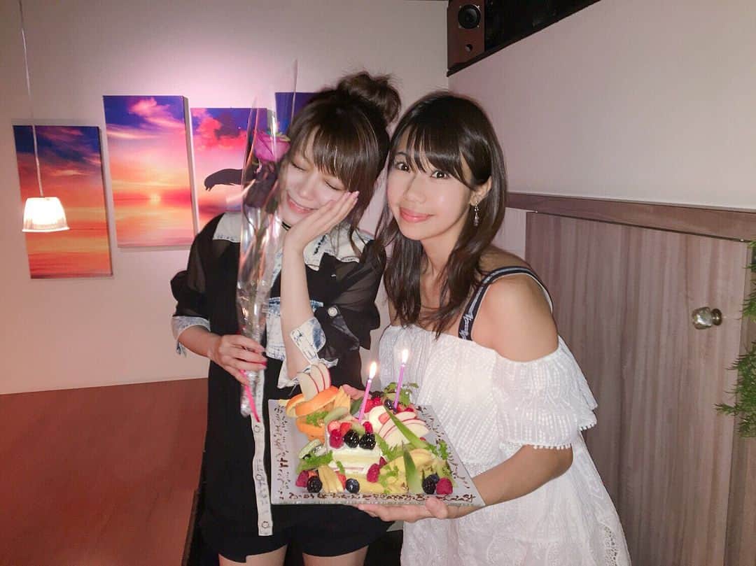 鈴木ふみ奈さんのインスタグラム写真 - (鈴木ふみ奈Instagram)「この前、田中れいなちゃんがサプライズでお誕生日お祝いしてくれました🎂💕 嬉しかった〜😂😂😂 お店は私が大好きなlasen❤️ 去年に続いてありがとうございます😭 これからもず〜〜っと仲良くして下さい◡̈⃝︎✨✨ お店の壁にサインを書かせて頂きましたっ！ もし行く機会があったら探してみてね😘🌈 #田中れいな ちゃん #エステー #の #CM #可愛すぎでしょ #😂❤️ #lasen #また行けて #嬉しい #特別な日に #行きたいお店 #れいなちゃん #ありがとう #💓 #ふみログ」8月15日 0時26分 - fuminasuzuki