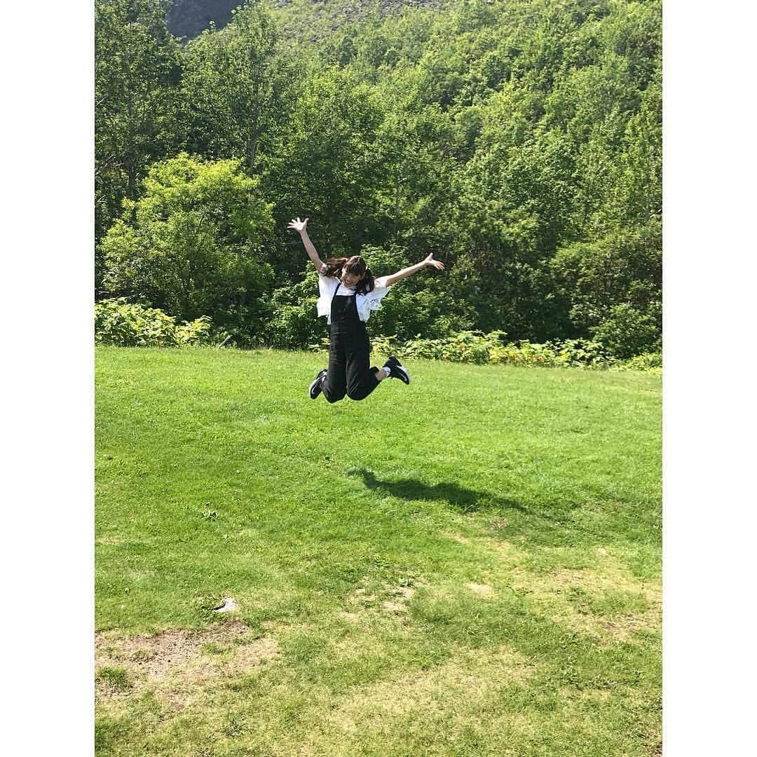 仲川遥香のインスタグラム：「jump jump jump😆 Ini di atas gunung usuzan💗💗💗 有珠山でジャンプ^ ^❤️ #hokkaido #北海道 #usuzan #有珠山 #山 #gunung #summer #夏 #haruka #仲川遥香」