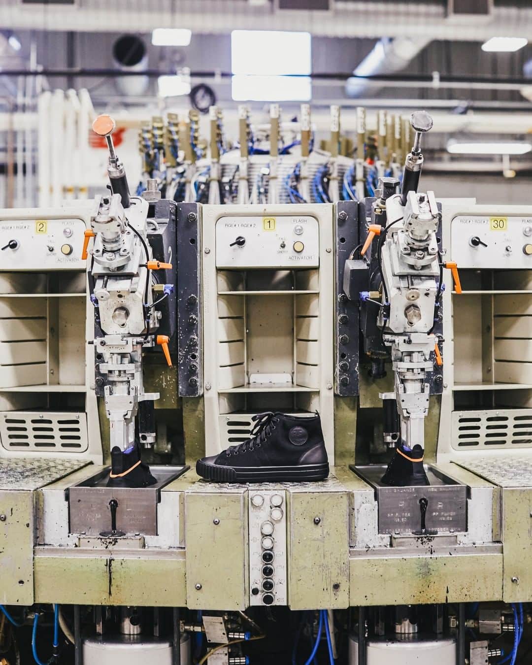 PFフライヤーズのインスタグラム：「Military heritage, an appreciation for quality, and a commitment to domestic manufacturing are the inspiration behind our latest Made in USA collaboration with Boston based outerwear company Sterlingwear. For over 40 years, Sterlingwear has been the exclusive producer of the United States  #madeinusa #PFxSW #pfflyers #sneakers #madeinamerica #boston」