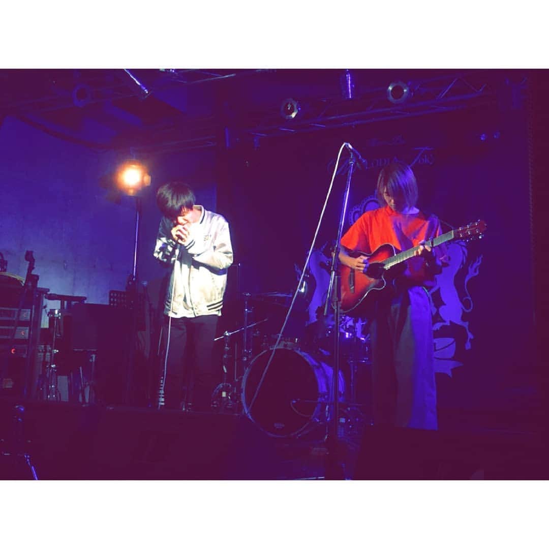 のインスタグラム：「本日、8/14(火)西新宿MELODIA Tokyo 『↖︎MELODIA 夏の歌祭り'18 -1-↗︎』 にてこのままじゃまだ死ねない公演、無事成功いたしました！ 想像以上のお客様が来てくださり、最高でした。 調子こいてやたら激しい曲も含めた全セットリストを指弾きしたらいつの間にか人差し指の爪先が消えていました。次からは指の代わりにピックを移植したいと思います。思うだけです。  集合写真、他の演者さん達に確認がとれていないので若干ぼかしてあります。俺、良い笑顔～～～～！！ 最後の写真は物販で渡すものが何もない為、 ｢このままじゃまだ死ねないです！何もないです！｣ と叫び散らかし、ただただお辞儀をしている模様です。 こういうの、大事にしていこう。そういう人間になろう。」