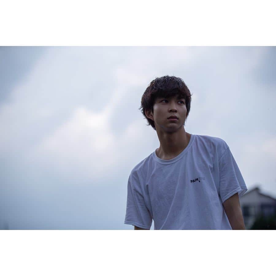 鈴木仁のインスタグラム：「俺は何見てるんだろ？笑  この写真もそうだけど この夏ほんとに白Tか黒Tしか着てないな、」
